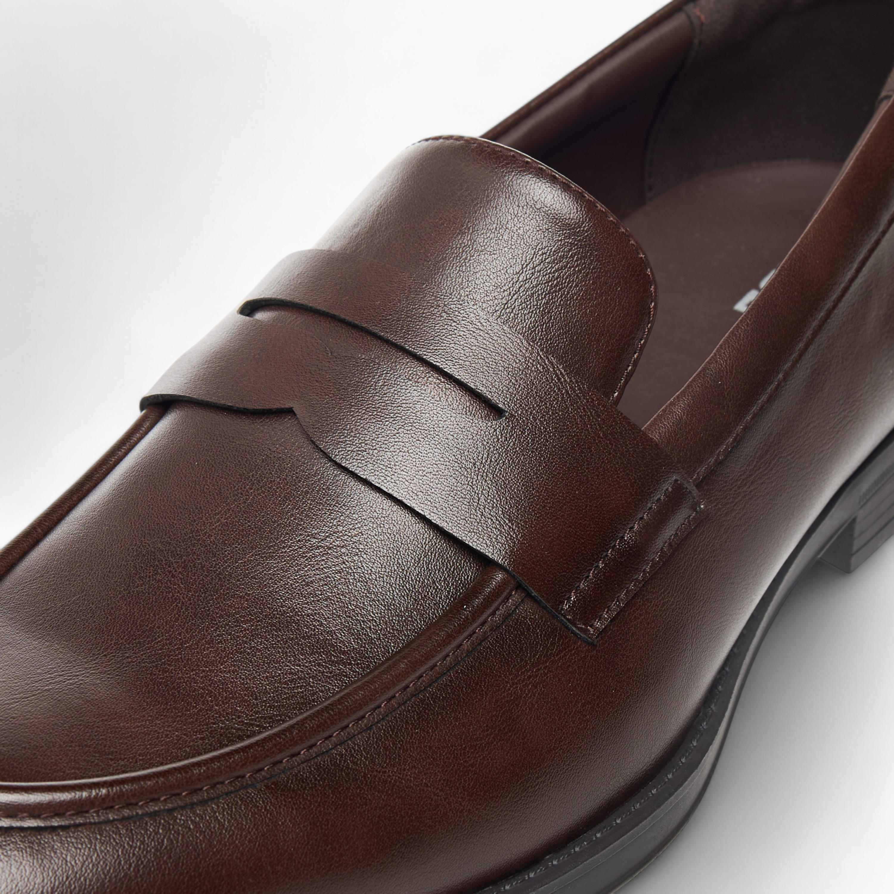 حذاء سادة سهل الارتداء بتفاصيل مفرغة من إل بي إل من شو إكسبرس-men-shoes-formalshoes-image-4