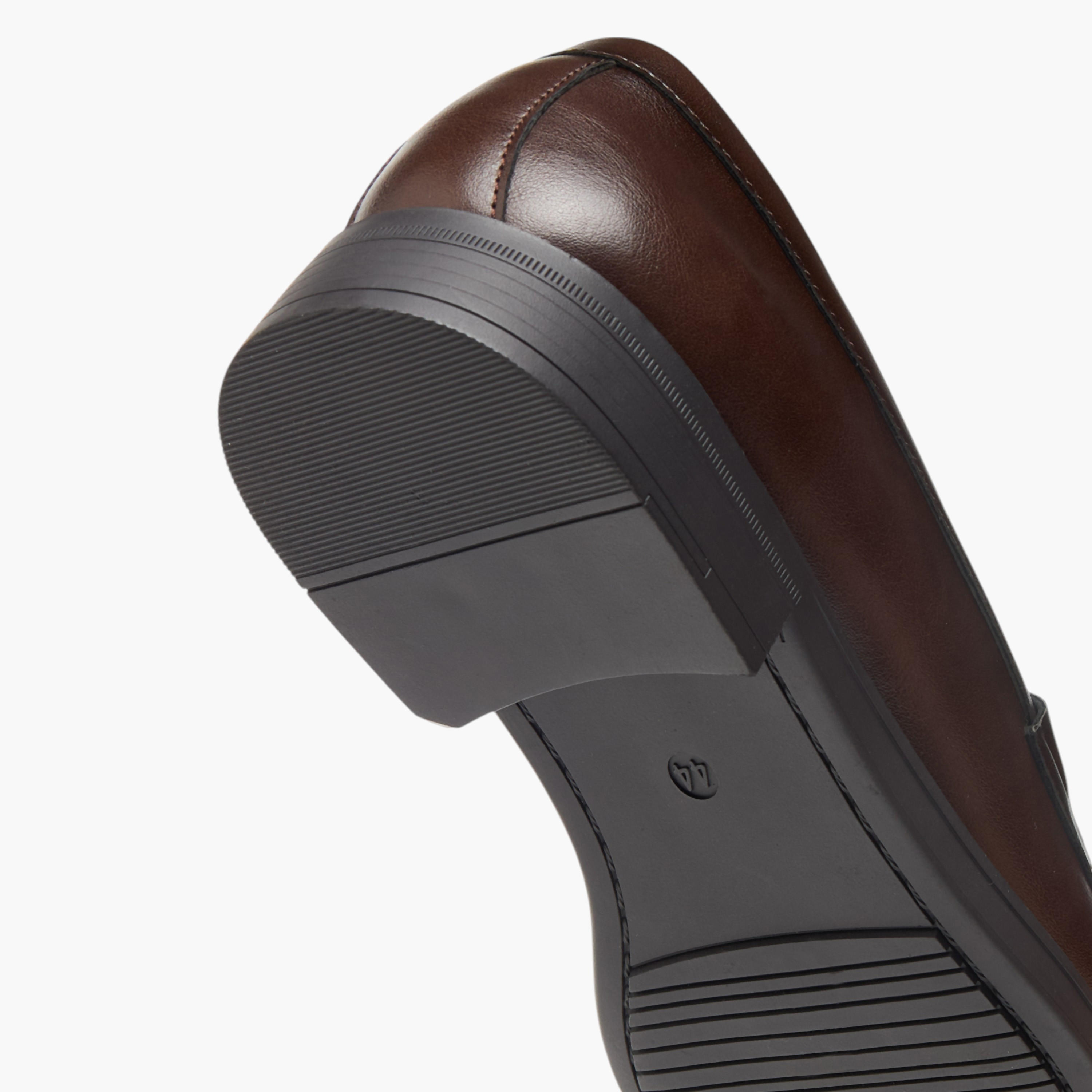 حذاء سادة سهل الارتداء بتفاصيل مفرغة من إل بي إل من شو إكسبرس-men-shoes-formalshoes-image-5