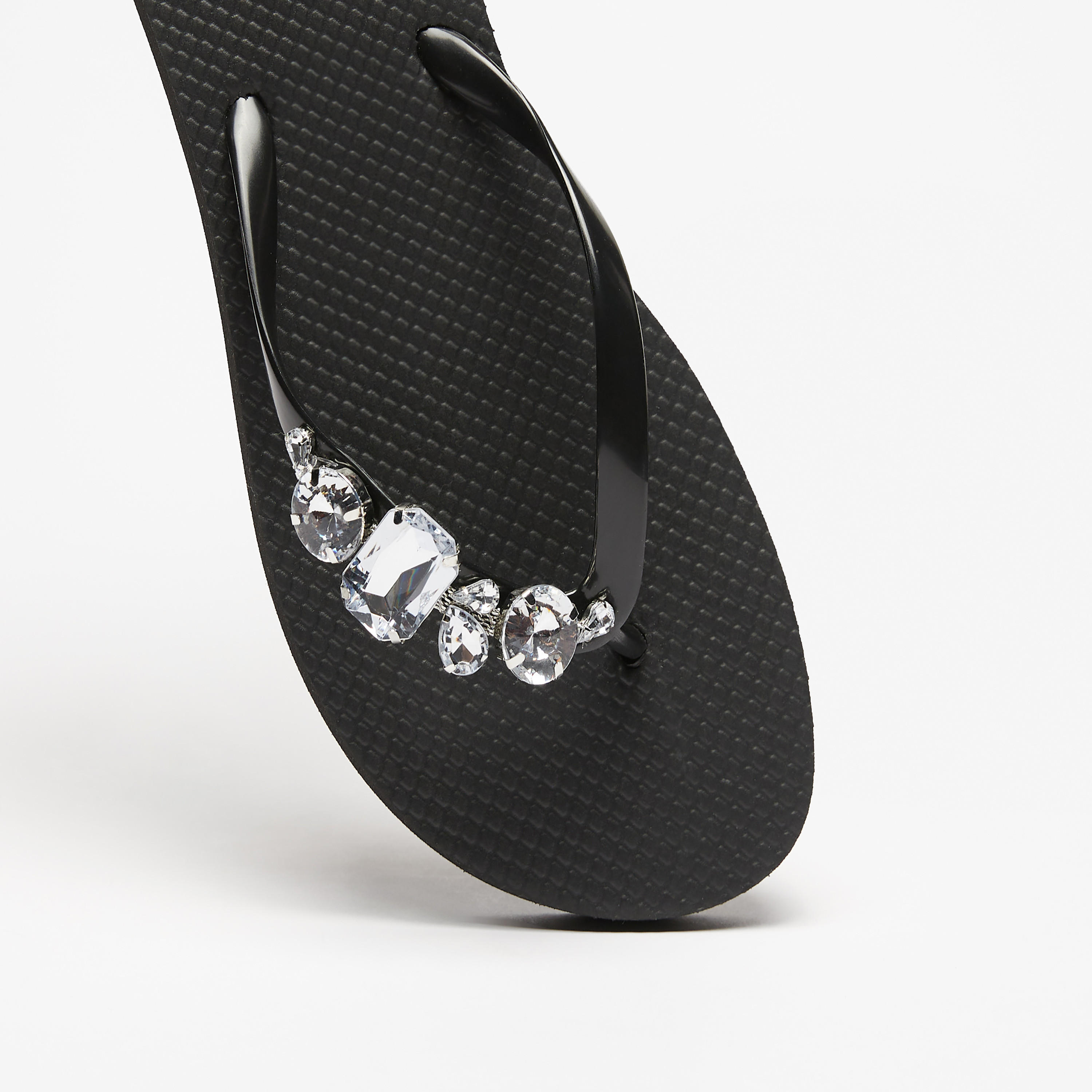شبشب بإصبع مرصّع بالحجر من أكوا-women-shoes-flipflopsandslides-image-4
