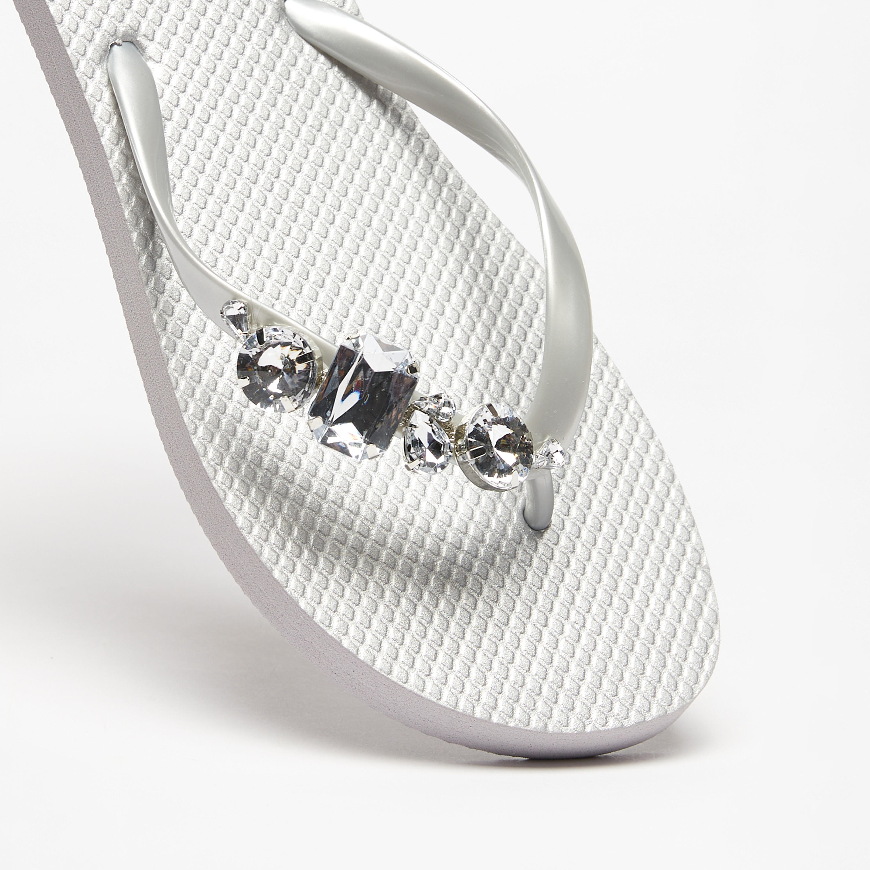 شبشب بإصبع مرصّع بالحجر من أكوا-women-shoes-flipflopsandslides-image-9