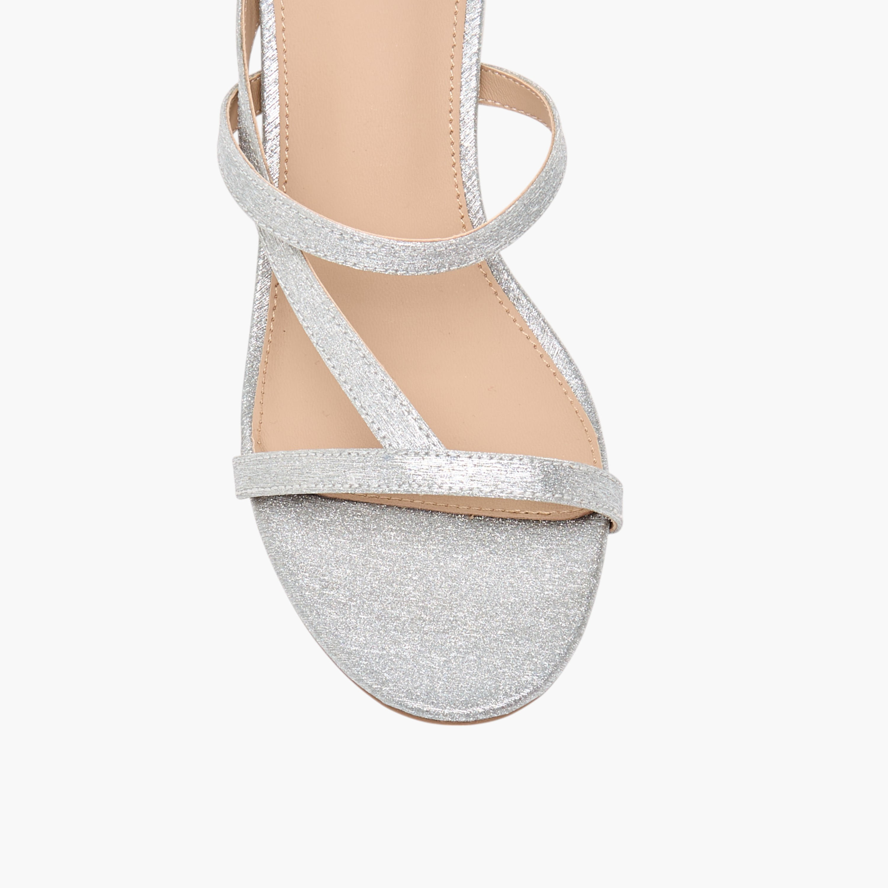 صندل سهل الارتداء بارز الملمس بأحزمة وكعب سميك من فلورا بيلا-women-shoes-sandals-heeled-image-4