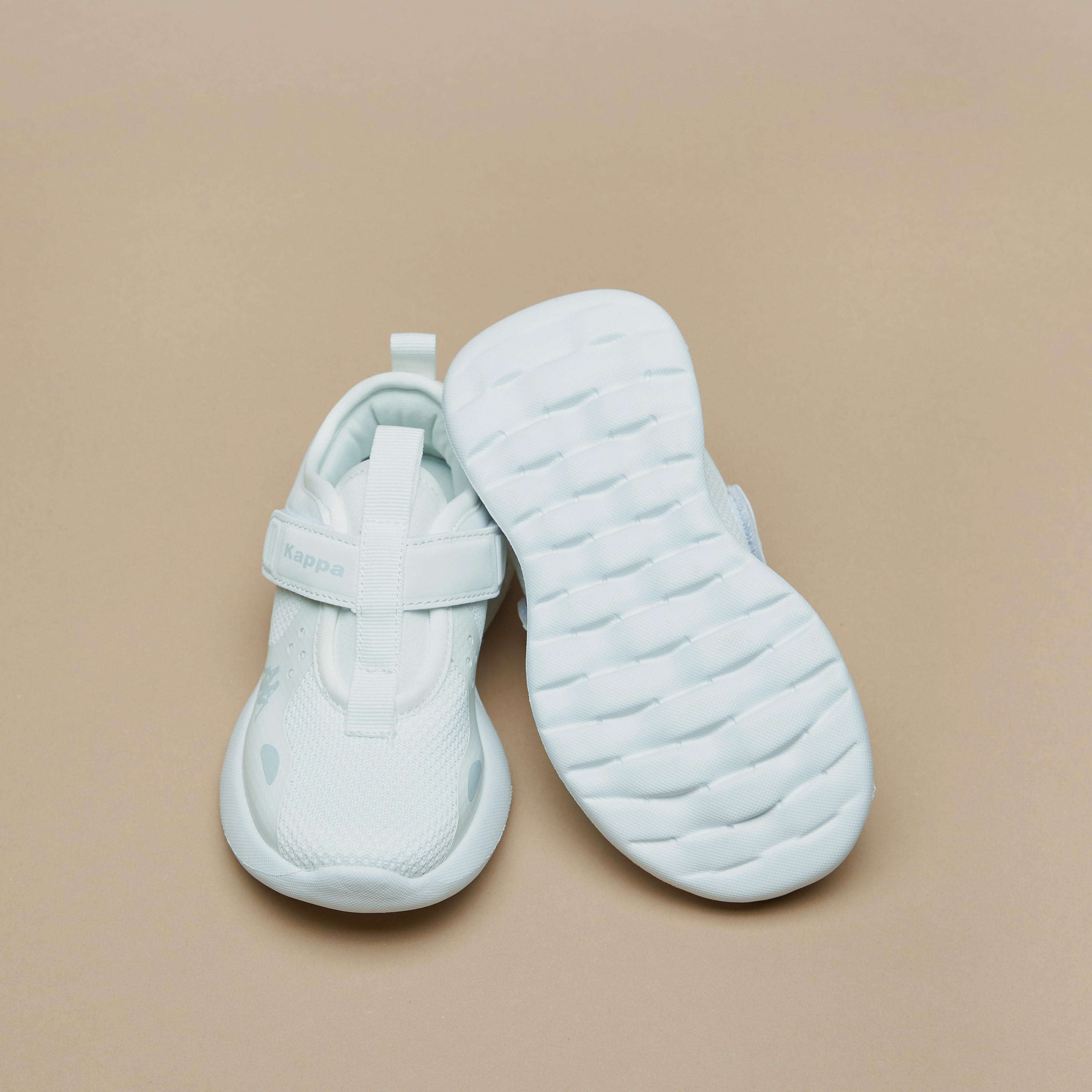 حذاء رياضي بارز الملمس بشريط إغلاق للأطفال من كابا-sports-boys-shoes-image-3