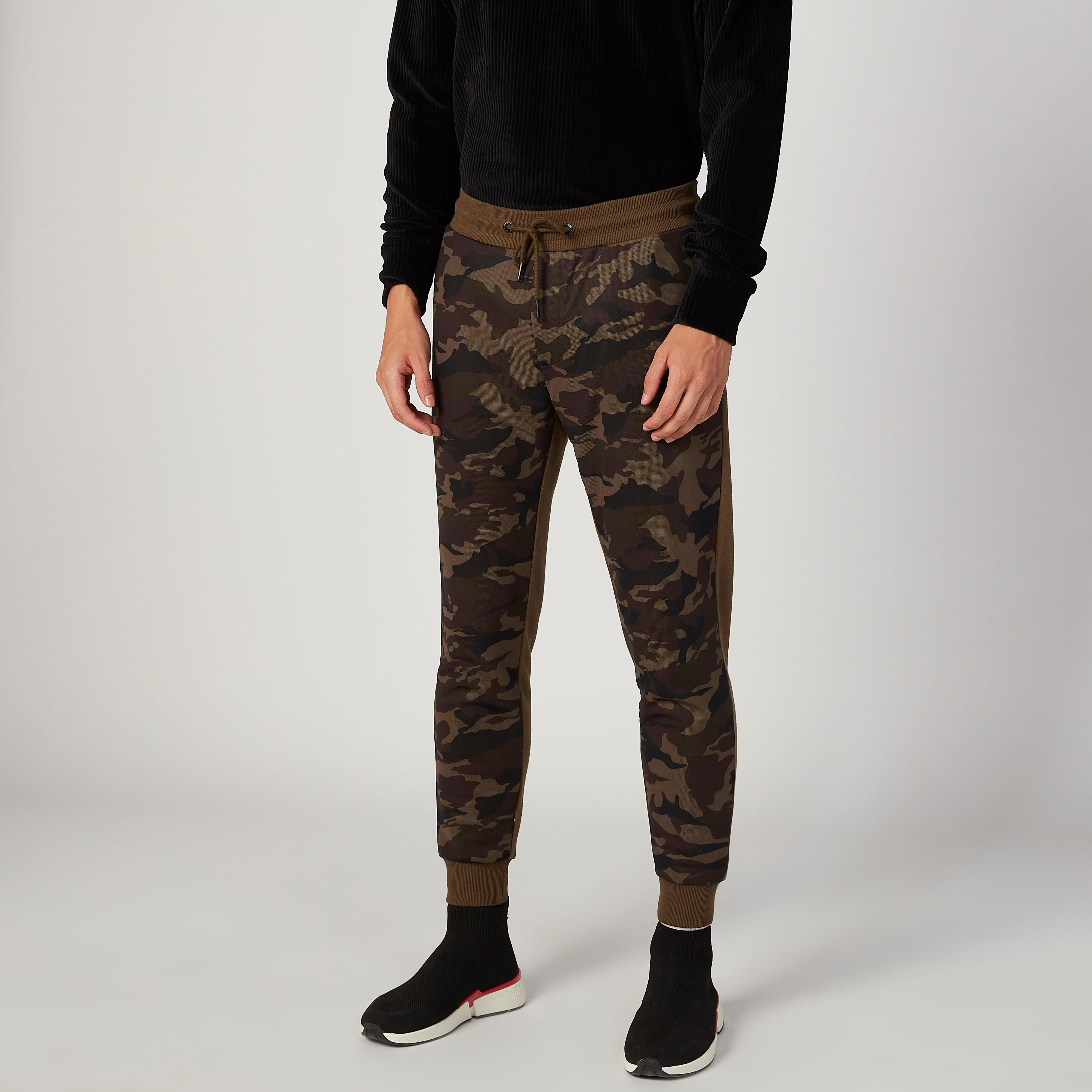 بنطلون رياضي سليم بجيوب وطبعات كامو من آيكونيك-men-clothing-bottoms-joggers-image-1