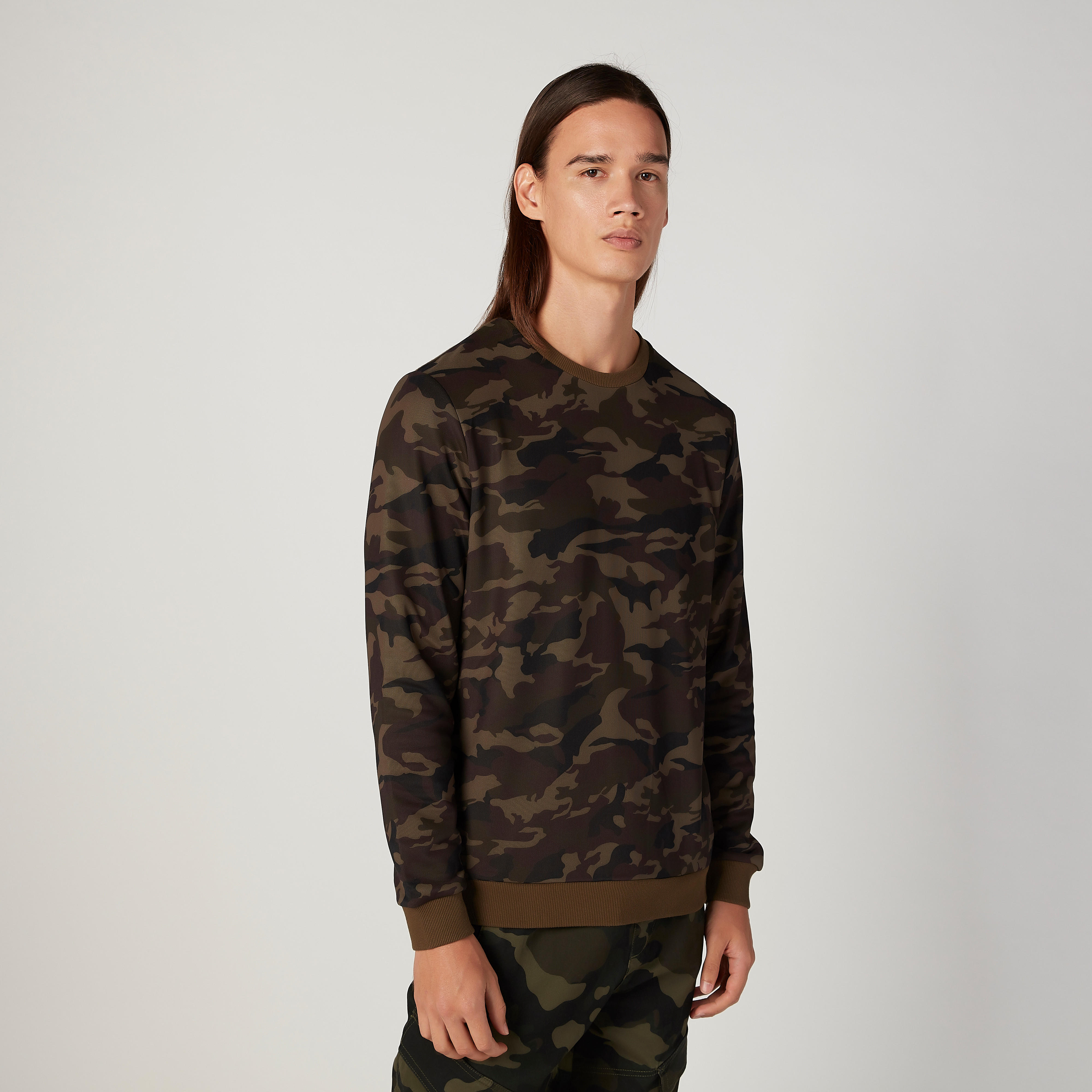 سويت شيرت سليم بياقة مستديرة وأكمام طويلة وطبعات من آيكونيك-men-winterwear-hoodiesandsweatshirts-image-1