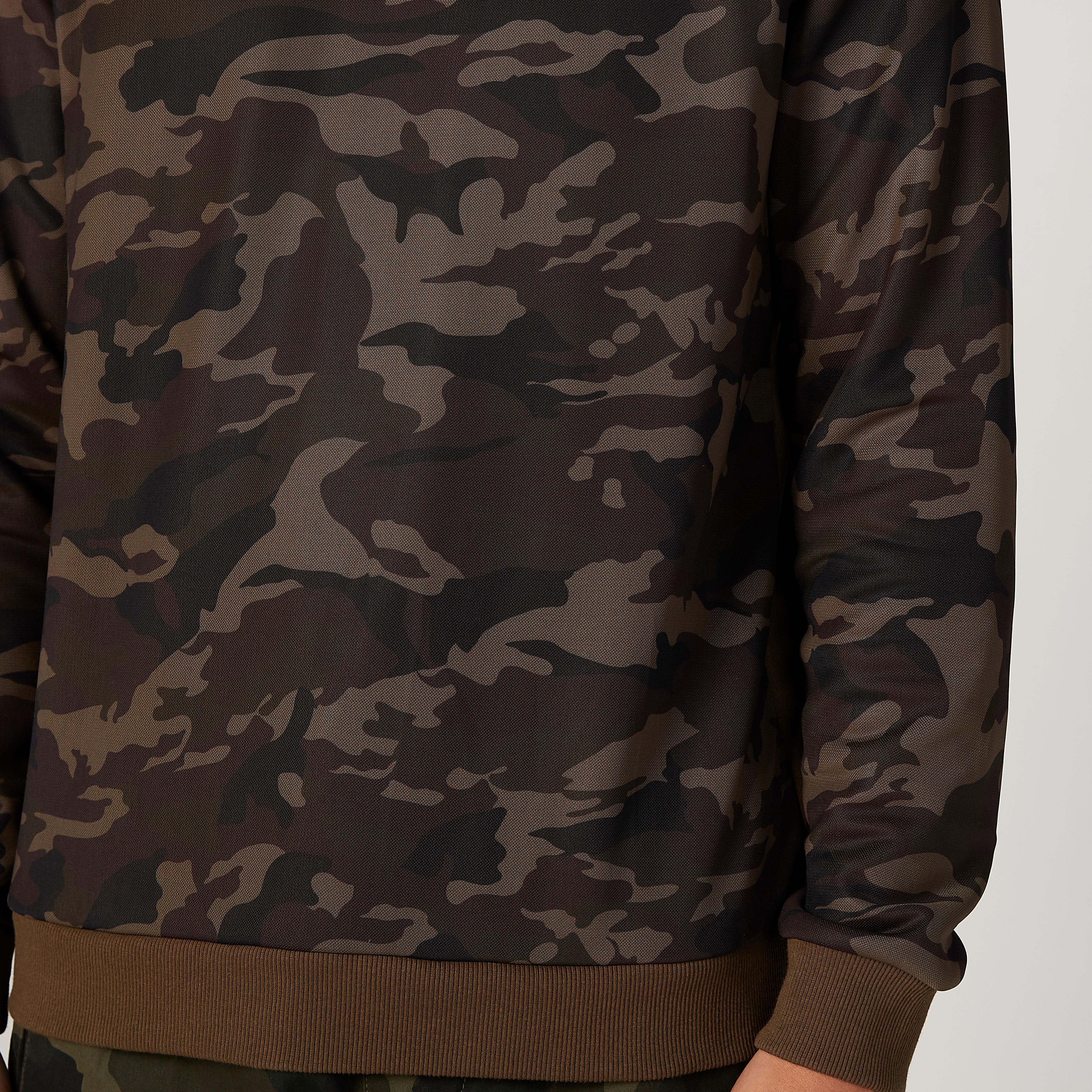 سويت شيرت سليم بياقة مستديرة وأكمام طويلة وطبعات من آيكونيك-men-winterwear-hoodiesandsweatshirts-image-3