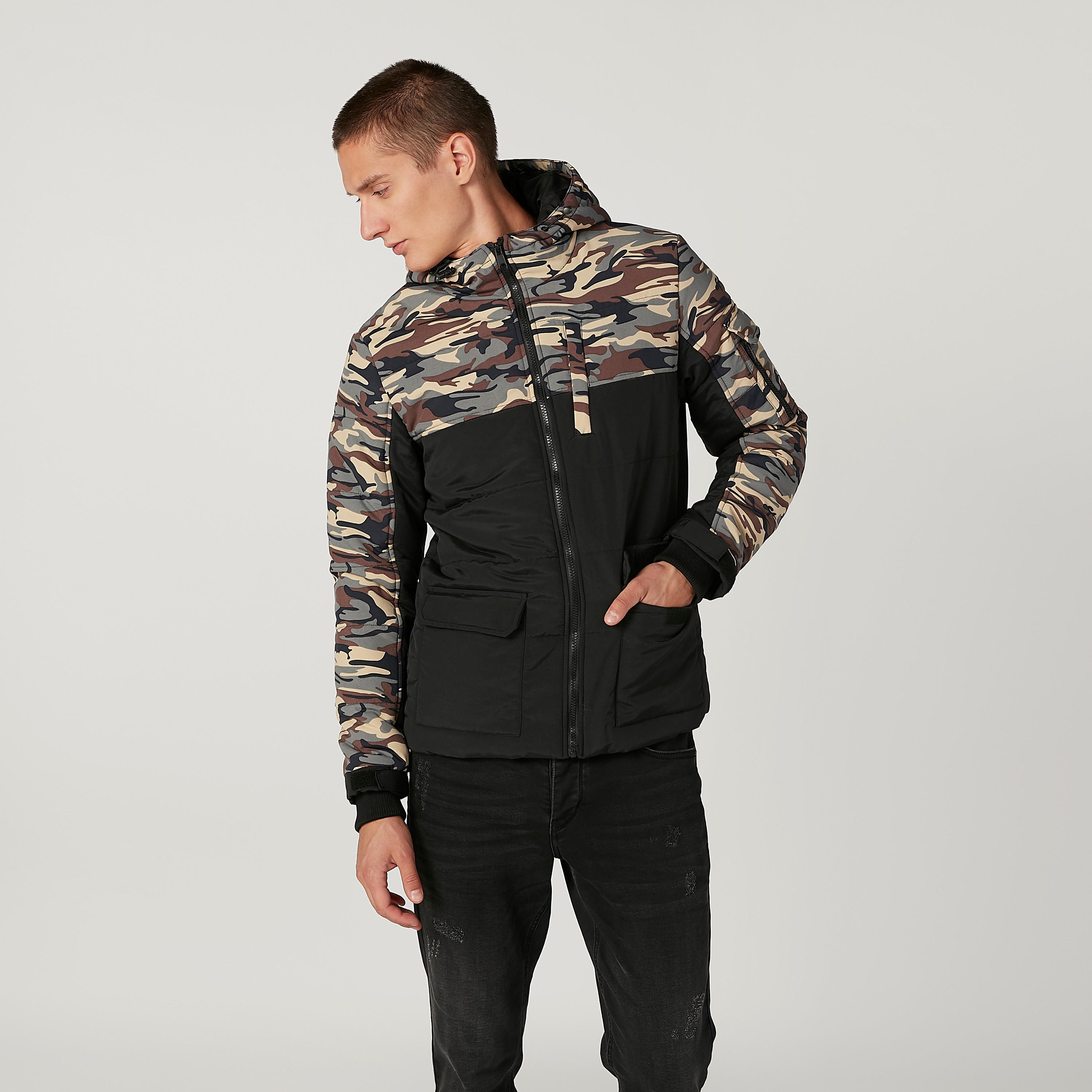 جاكيت بقبعة وأكمام طويلة وطبعات من آيكونيك-men-clothing-jacketsandblazers-jackets-image-1