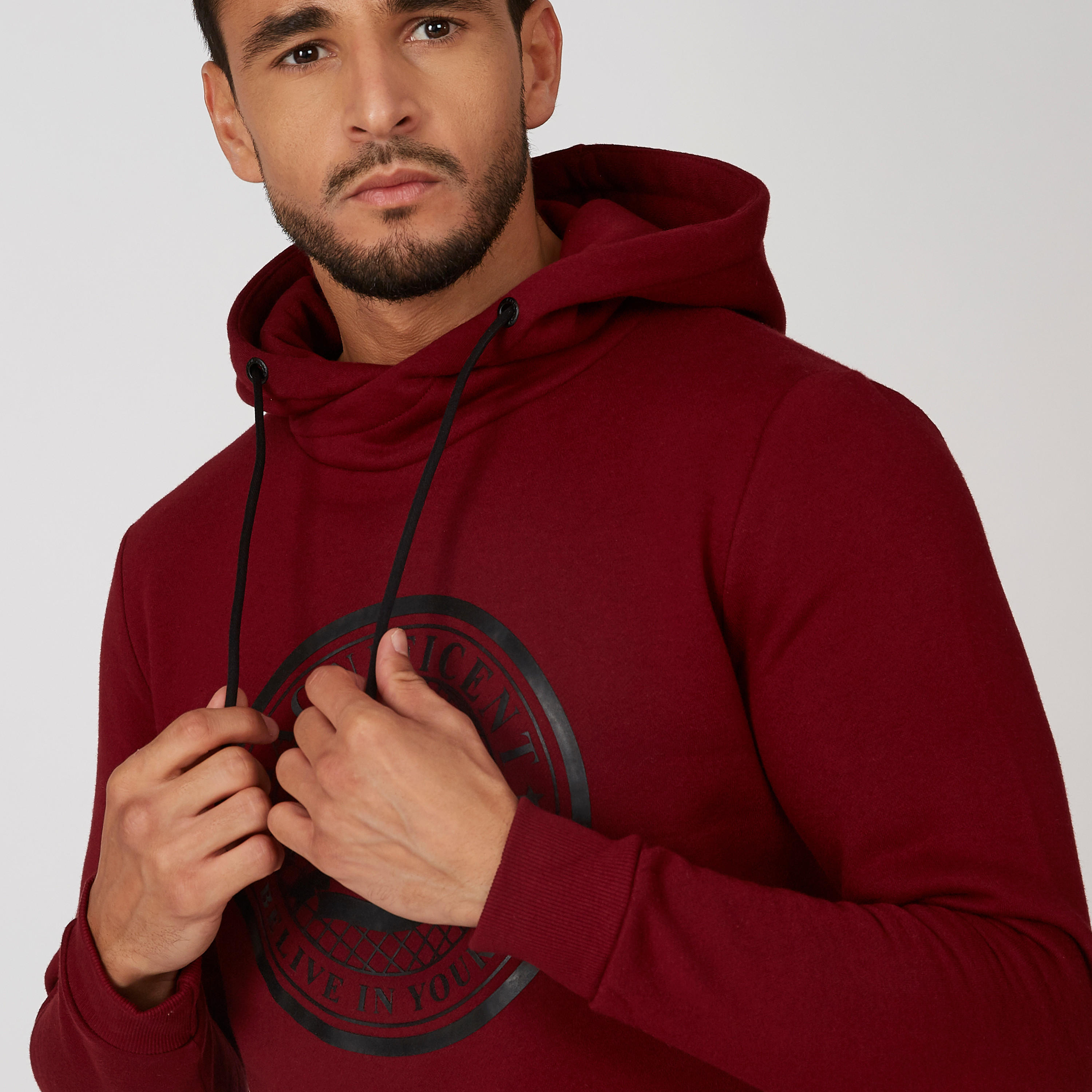 سويتشيرت بقبعة وأكمام طويلة وطبعات من آيكونيك-men-winterwear-hoodiesandsweatshirts-image-5