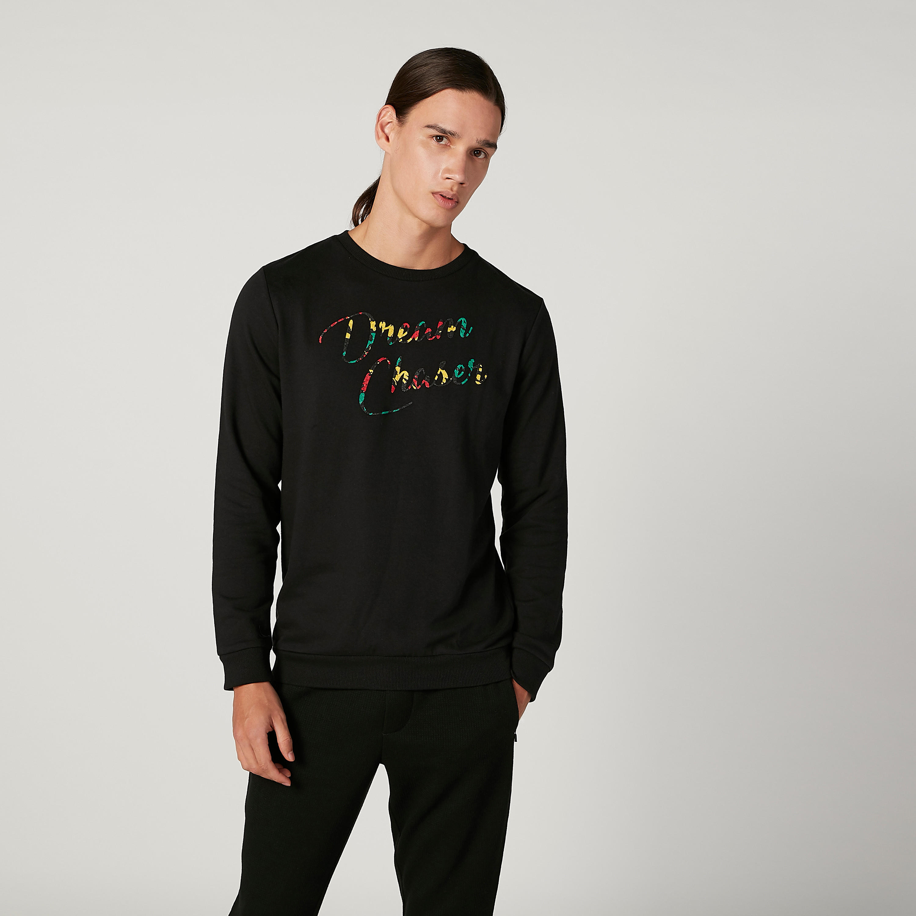 سويت شيرت سليم بياقة ضيّقة وأكمام طويلة وطبعات من آيكونيك-men-winterwear-hoodiesandsweatshirts-image-1