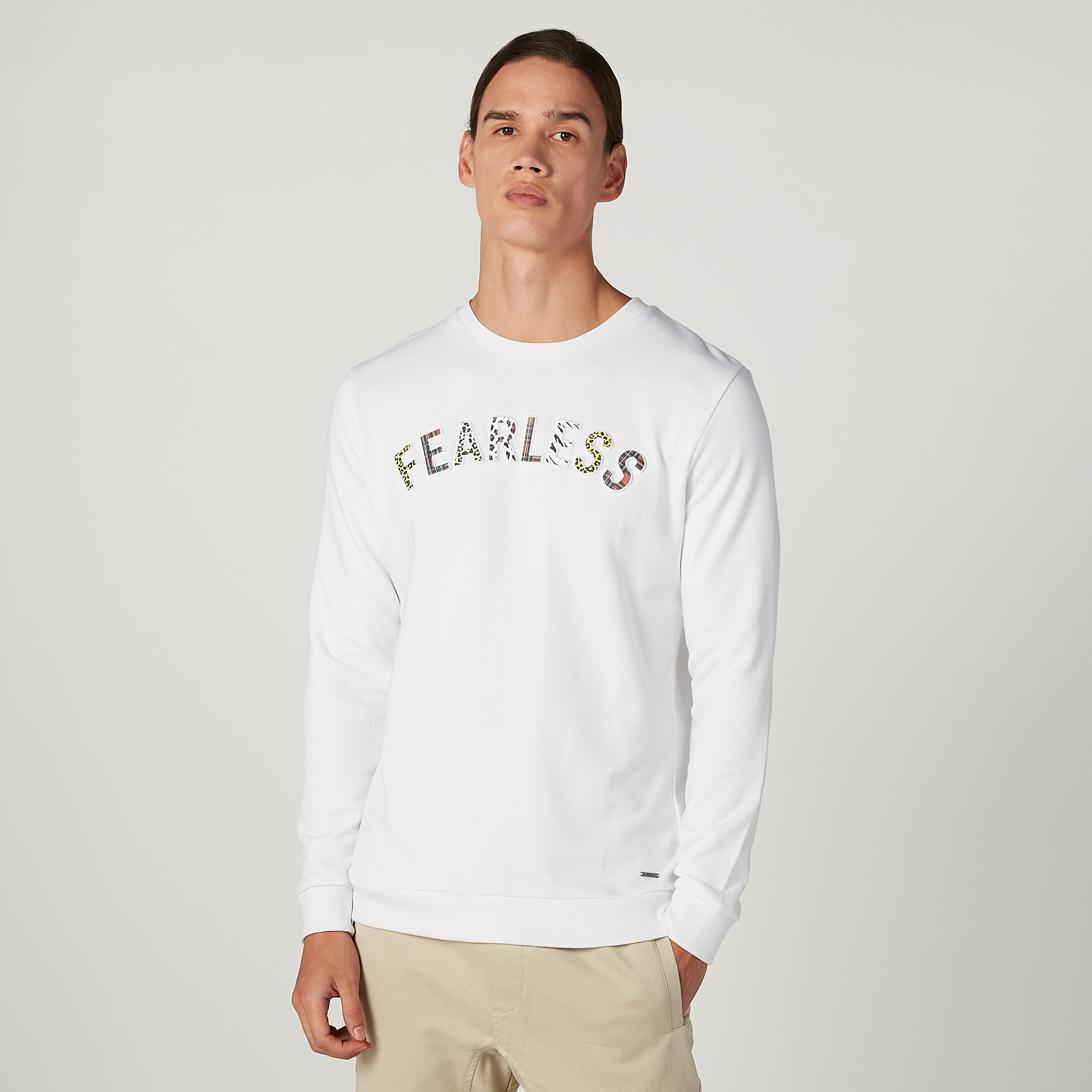 سويت شيرت سليم بياقة ضيّقة وأكمام طويلة وطبعات من آيكونيك-men-winterwear-hoodiesandsweatshirts-image-1