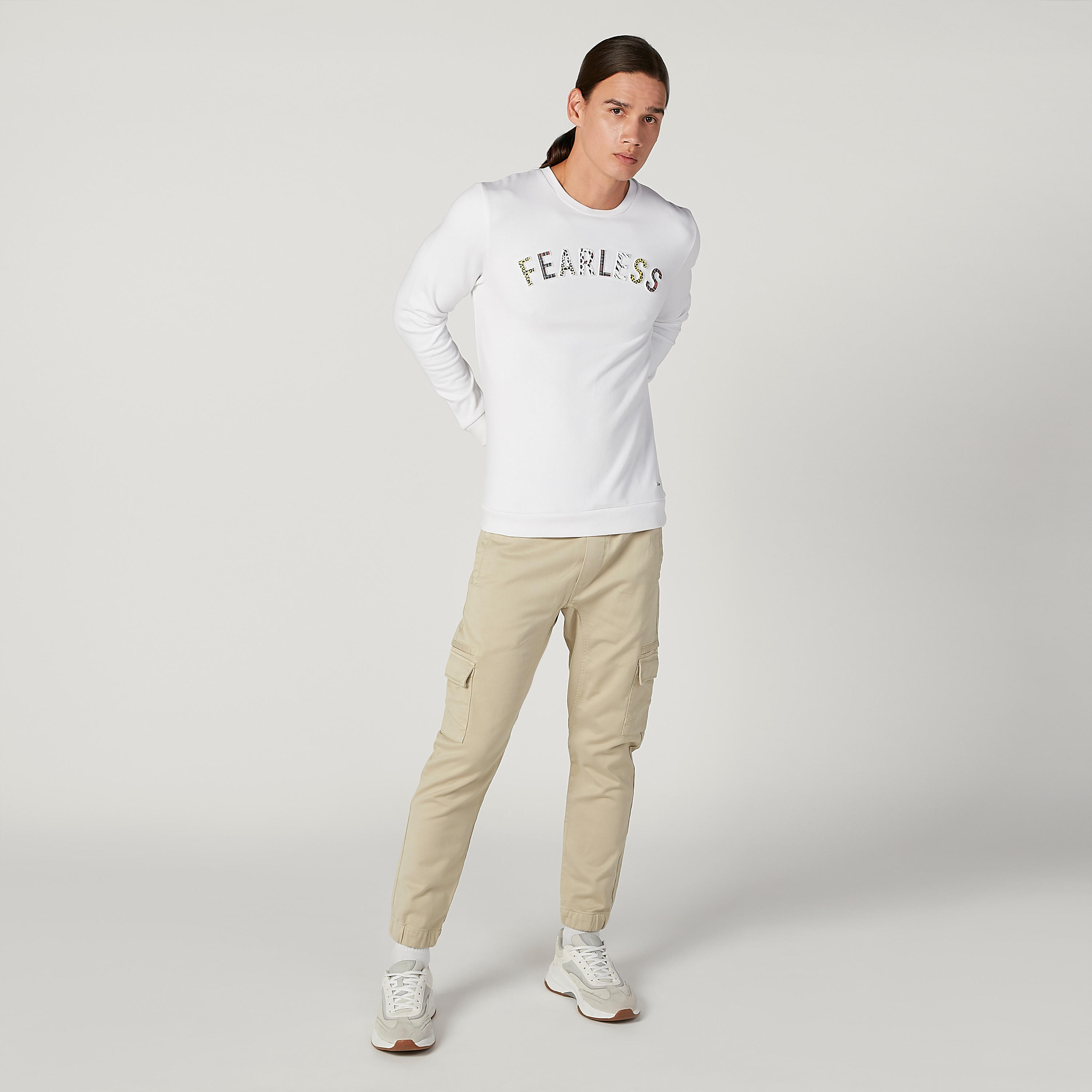 سويت شيرت سليم بياقة ضيّقة وأكمام طويلة وطبعات من آيكونيك-men-winterwear-hoodiesandsweatshirts-image-2