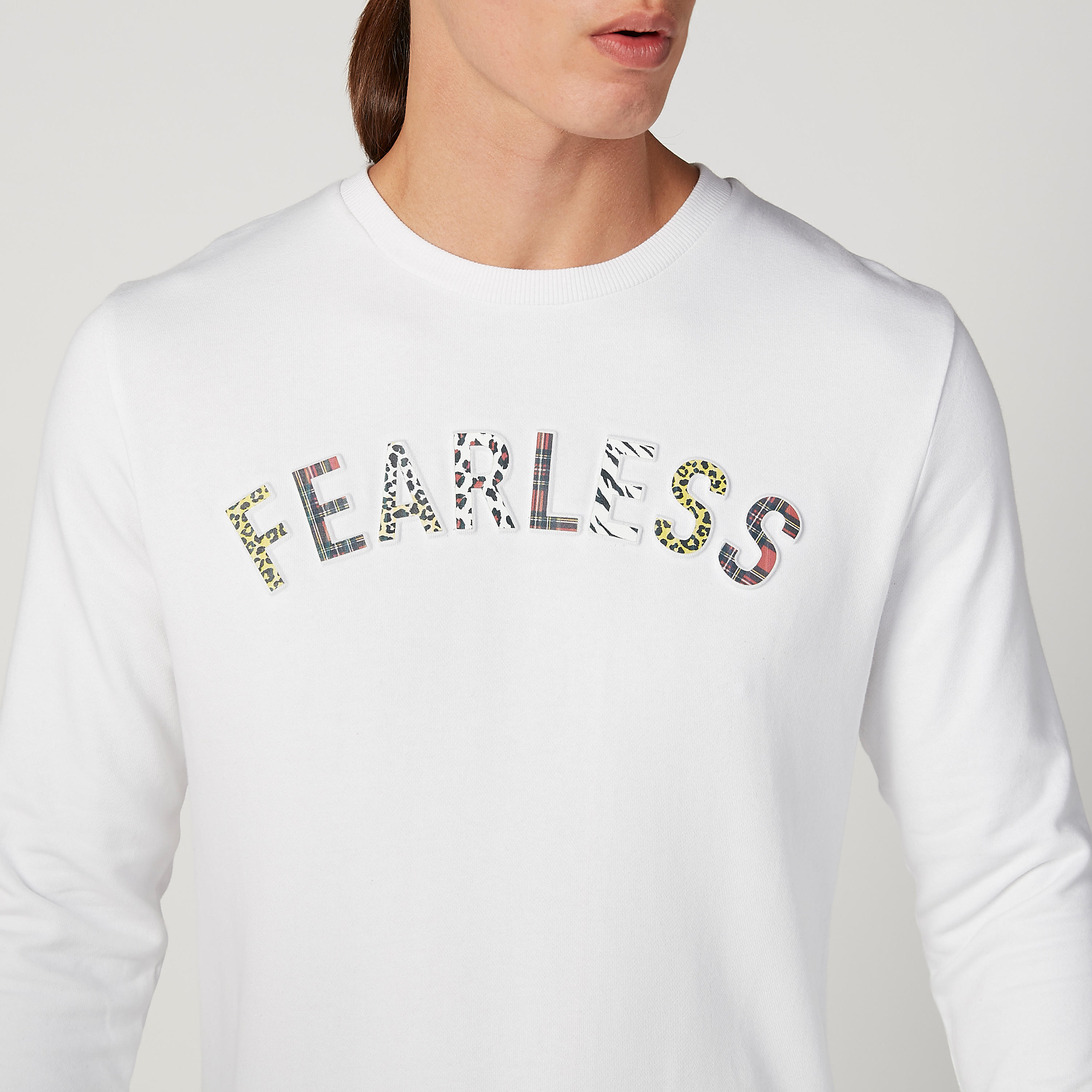سويت شيرت سليم بياقة ضيّقة وأكمام طويلة وطبعات من آيكونيك-men-winterwear-hoodiesandsweatshirts-image-3