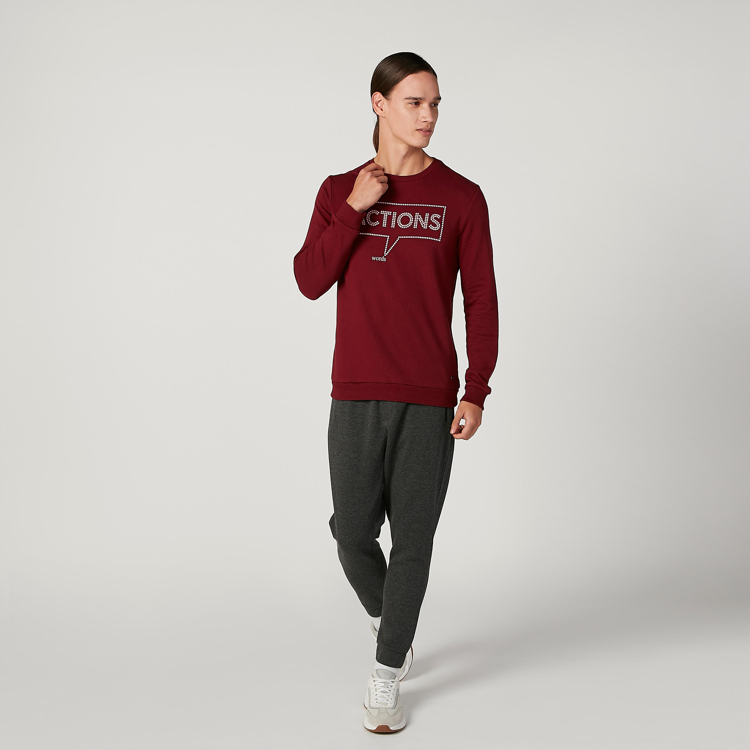 سويت شيرت بقصّة سليم وأكمام طويلة وطبعات من آيكونيك-men-winterwear-hoodiesandsweatshirts-image-3