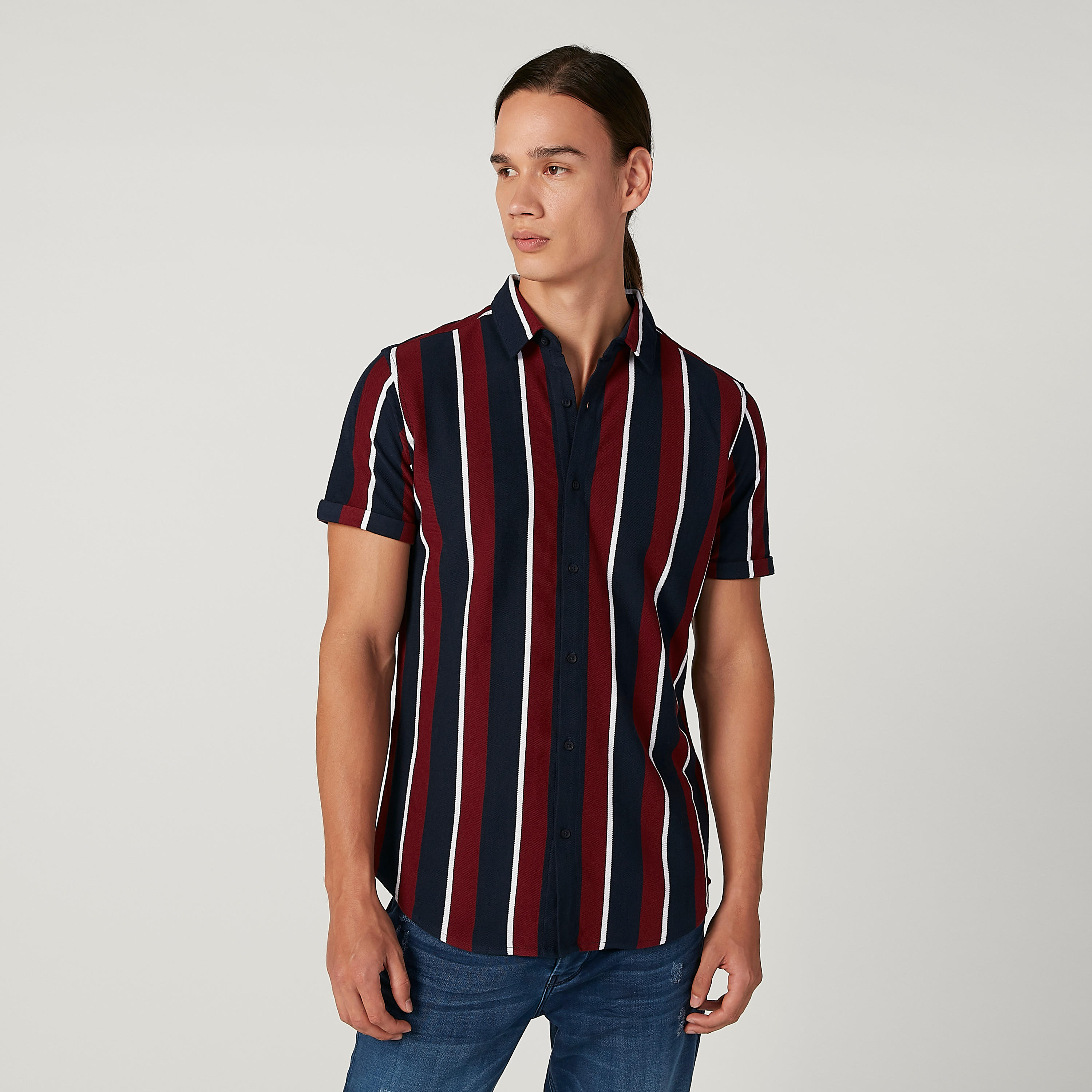 قميص مخطط سليم بياقة عاديّة وأكمام قصيرة و طبعات من آيكونيك-men-clothing-shirts-image-1
