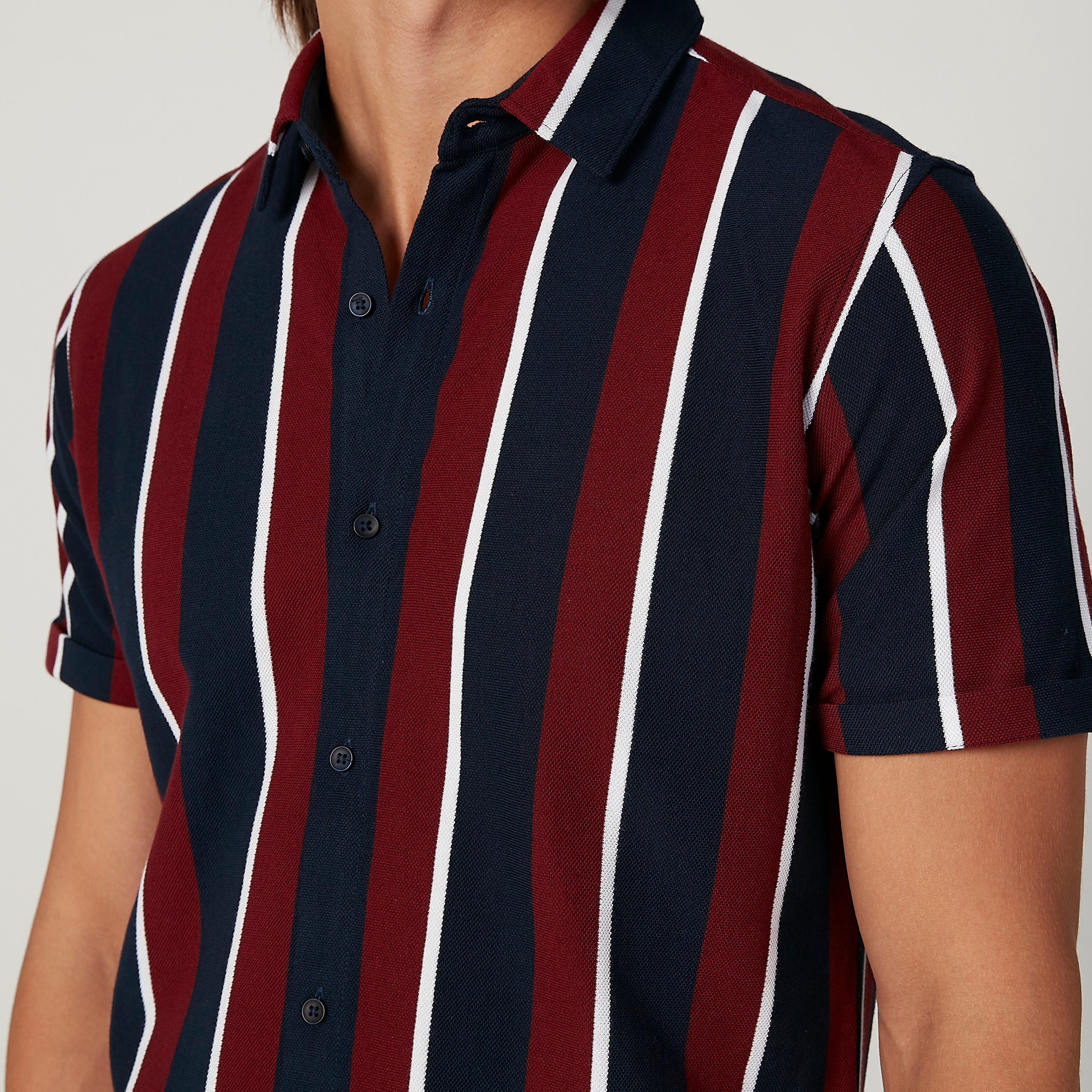 قميص مخطط سليم بياقة عاديّة وأكمام قصيرة و طبعات من آيكونيك-men-clothing-shirts-image-3