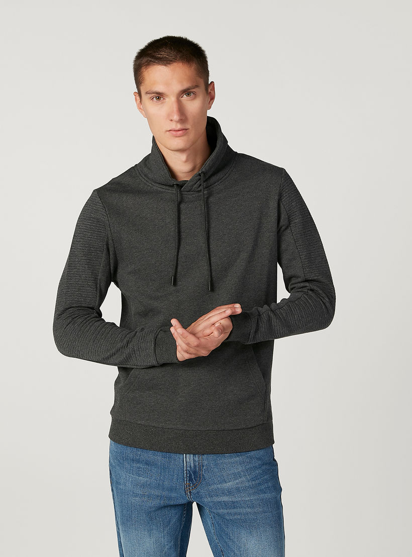 سويت شيرت سليم سادة بقبّعة وأكمام طويلة من آيكونيك-men-winterwear-hoodiesandsweatshirts-image-1