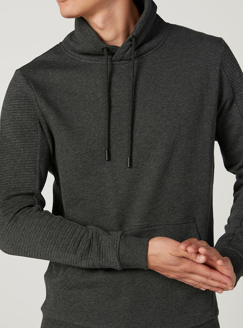 سويت شيرت سليم سادة بقبّعة وأكمام طويلة من آيكونيك-men-winterwear-hoodiesandsweatshirts-image-3