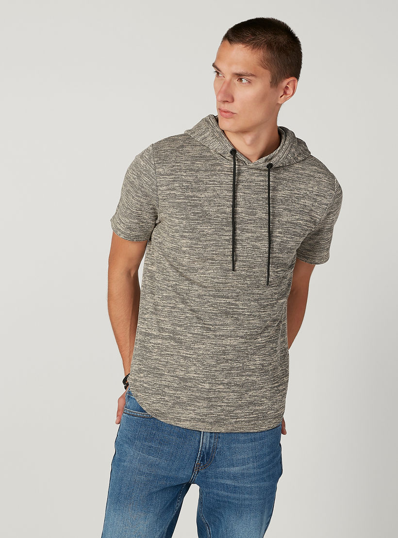تيشيرت سليم بارز الملمس بقبّعة وأكمام قصيرة من آيكونيك-men-clothing-tshirtsandpolos-tshirts-image-1