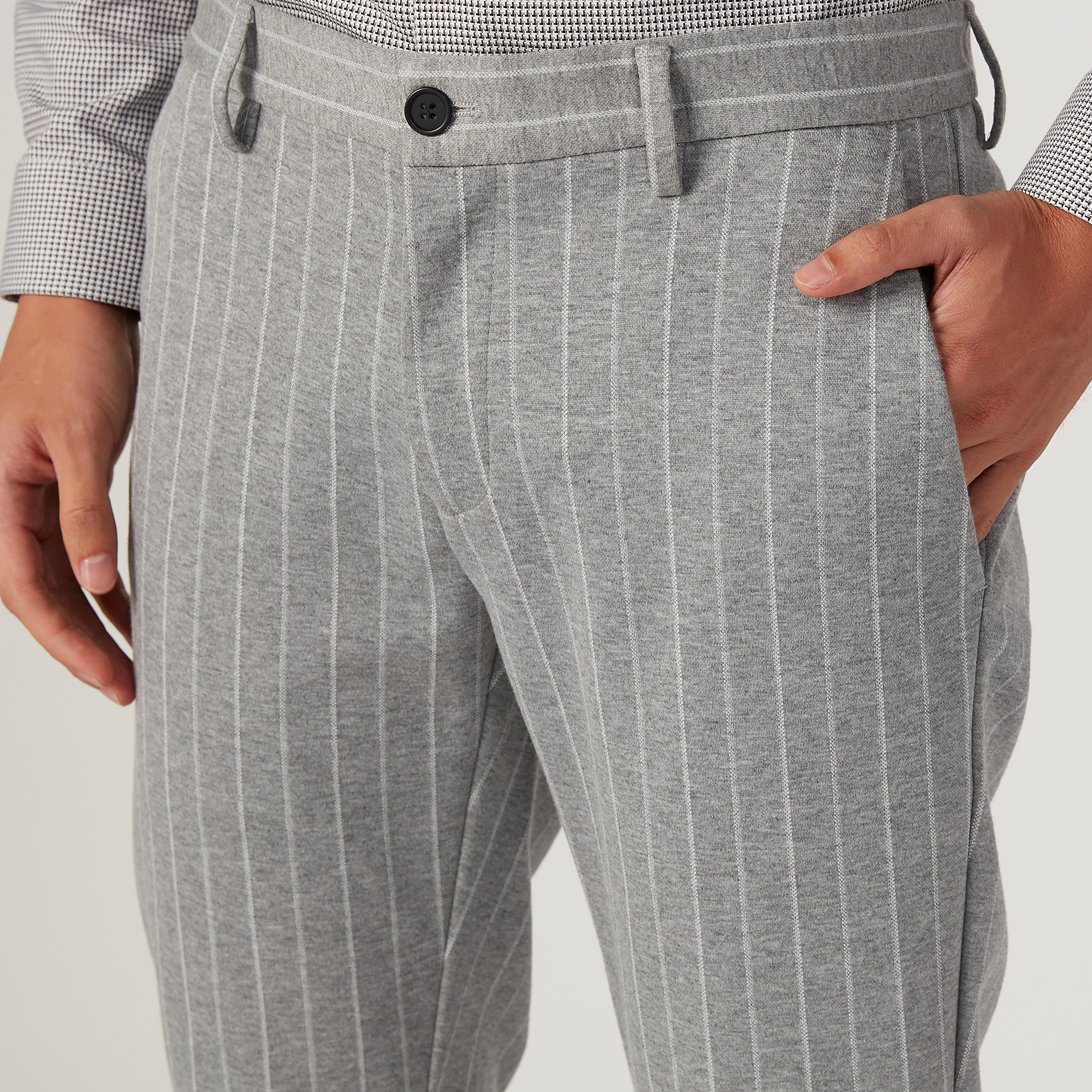بنطلون سليم مقلّم بخصر متوسط الارتفاع وجيوب من آيكونيك-men-clothing-bottoms-trousersandchinos-trousers-image-3