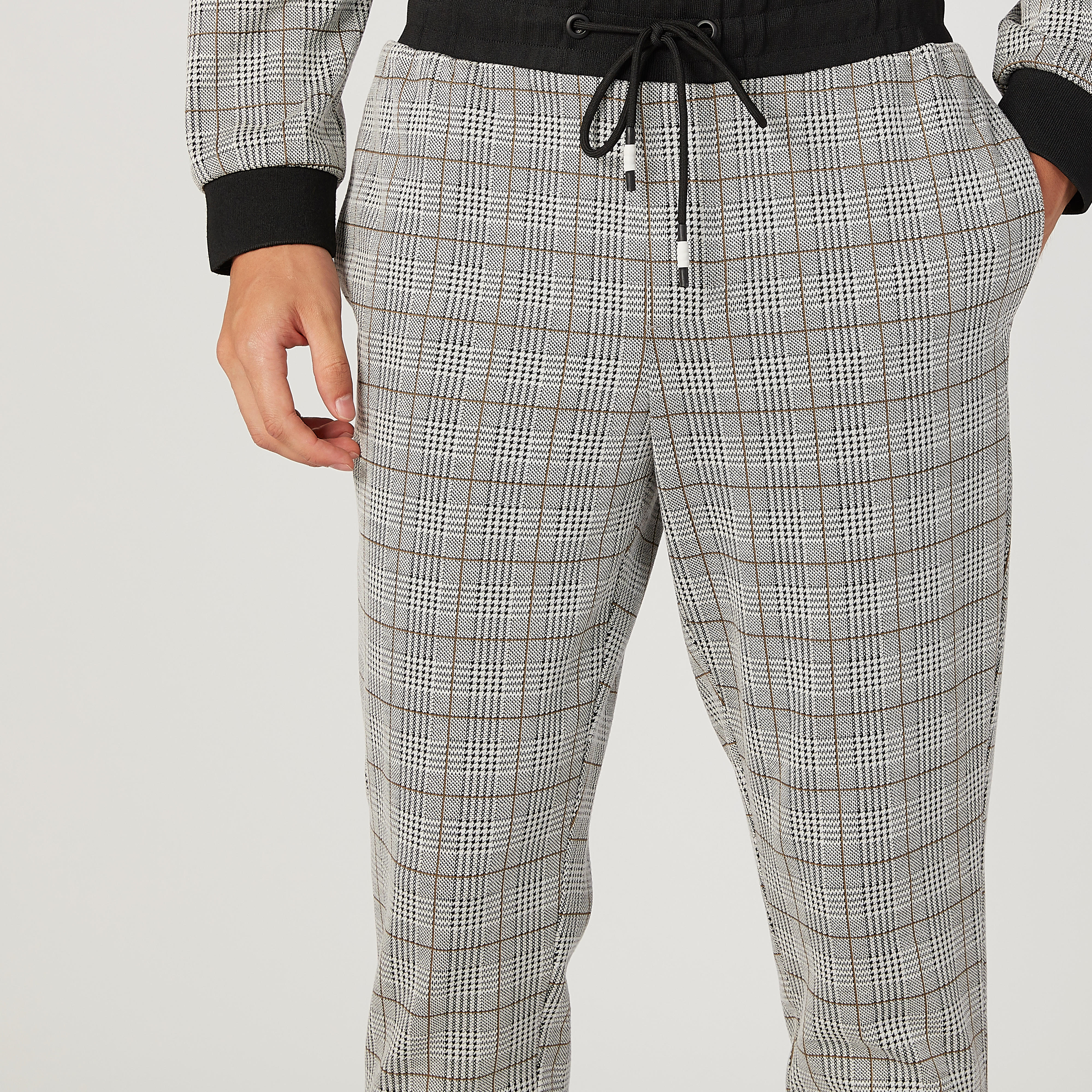 بنطلون رياضي كاروهات بقصة سليم ورباط خصر من آيكونيك-men-clothing-bottoms-joggers-image-3