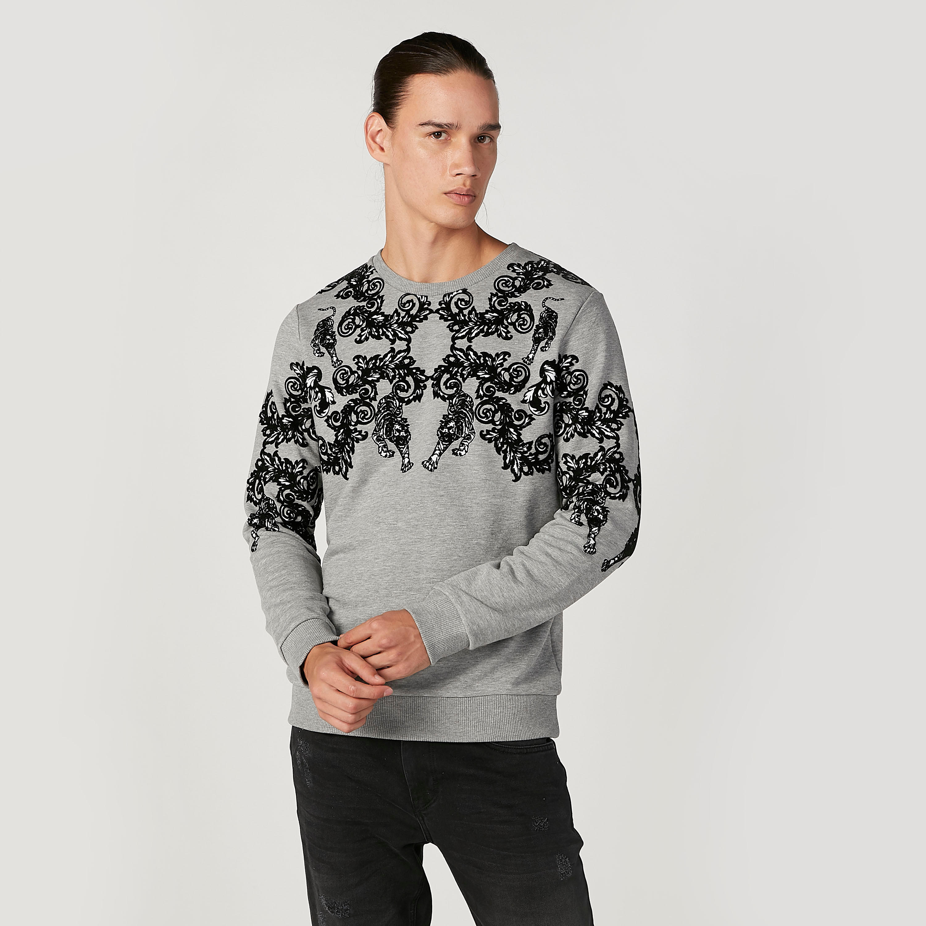 سويت شيرت سليم بياقة ضيّقة وأكمام طويلة وطبعات من آيكونيك-men-winterwear-hoodiesandsweatshirts-image-5