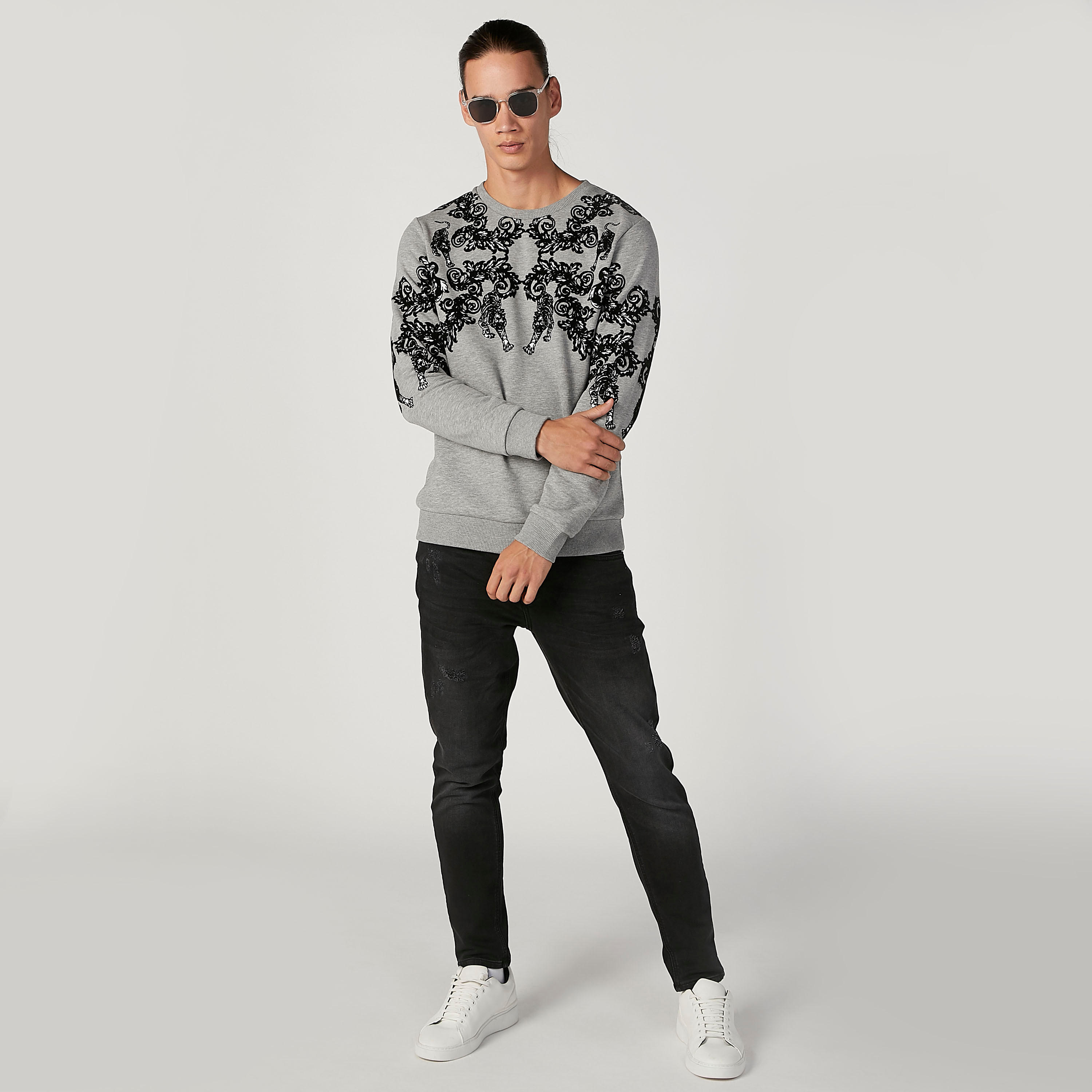 سويت شيرت سليم بياقة ضيّقة وأكمام طويلة وطبعات من آيكونيك-men-winterwear-hoodiesandsweatshirts-image-6