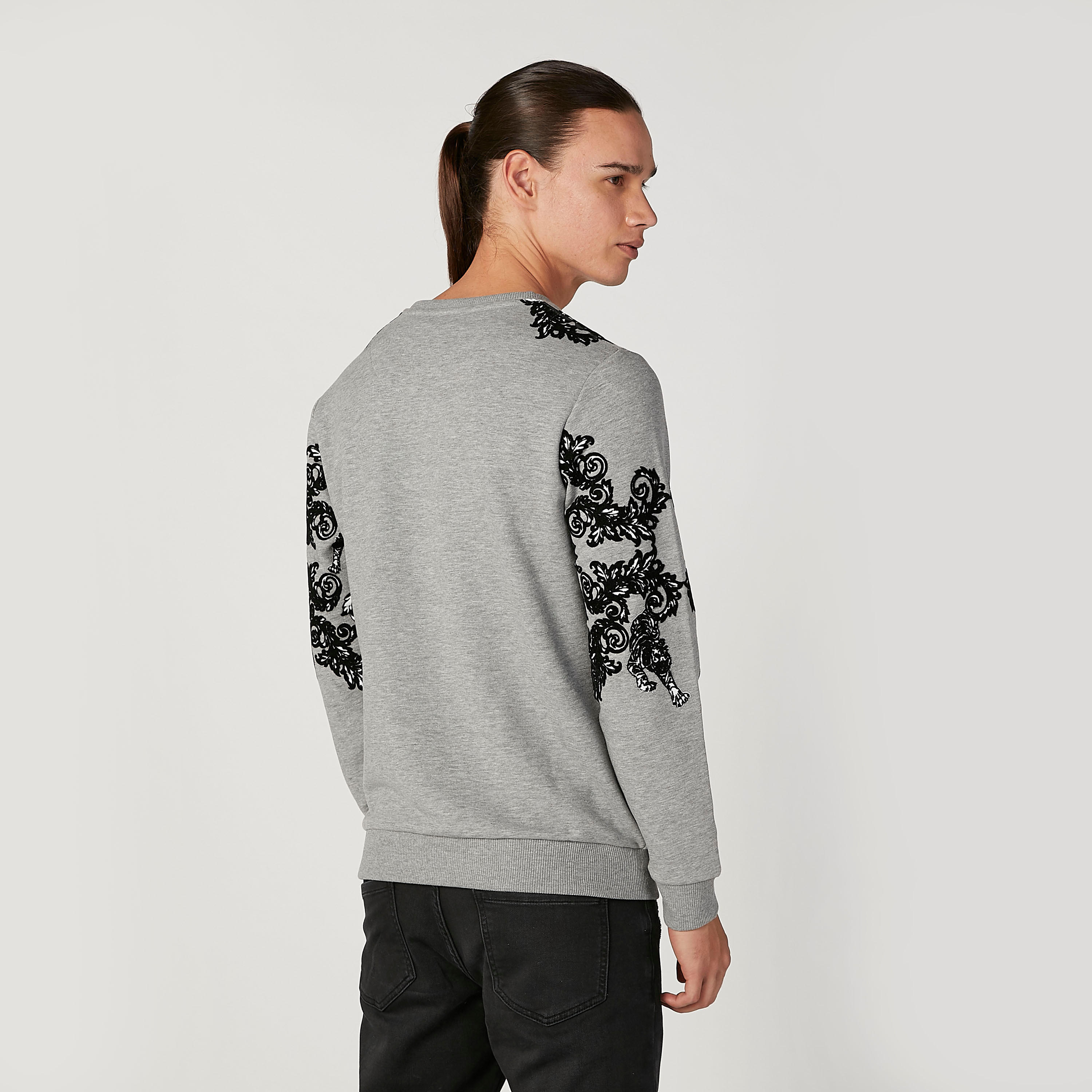 سويت شيرت سليم بياقة ضيّقة وأكمام طويلة وطبعات من آيكونيك-men-winterwear-hoodiesandsweatshirts-image-8