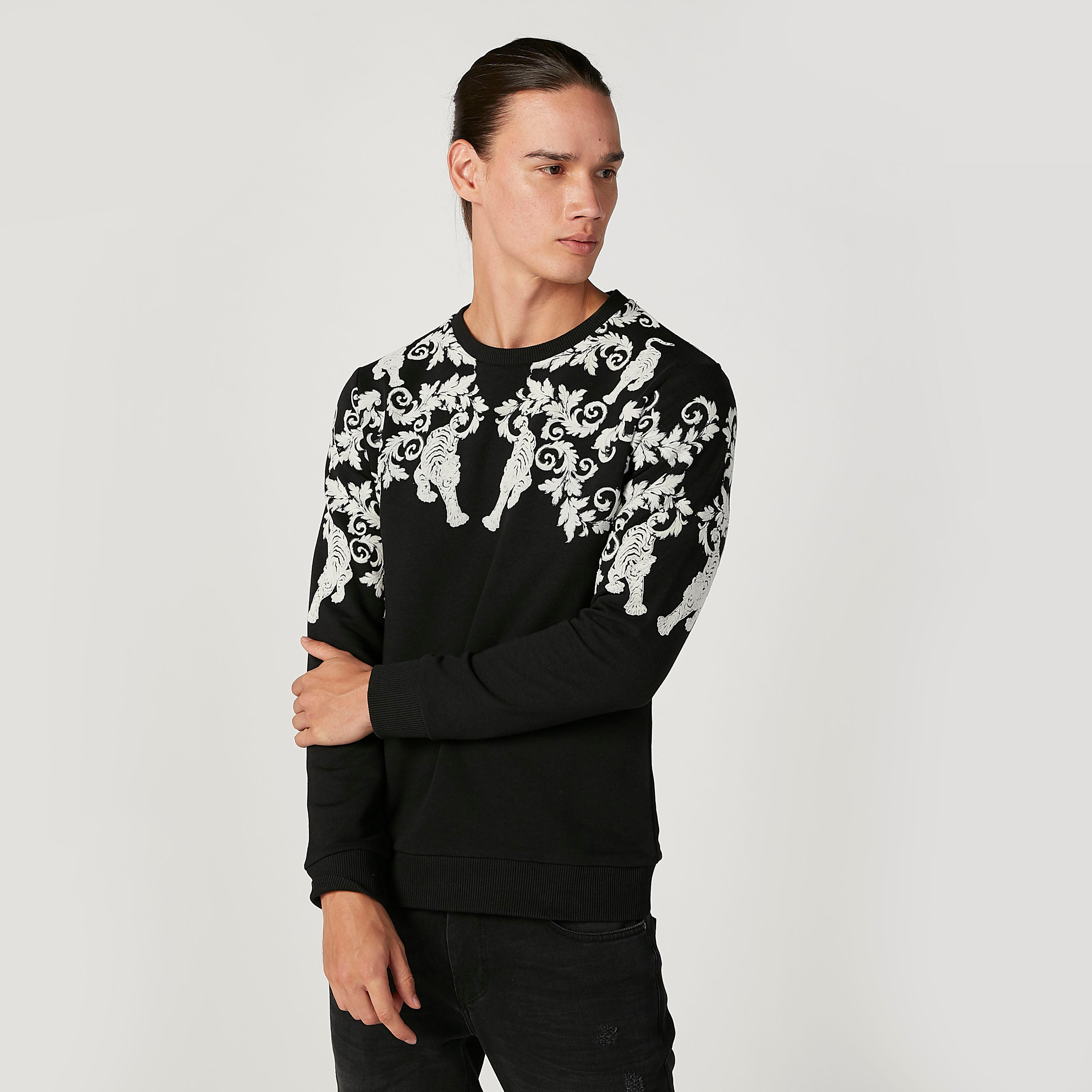 سويت شيرت سليم بياقة ضيّقة وأكمام طويلة وطبعات من آيكونيك-men-winterwear-hoodiesandsweatshirts-image-1