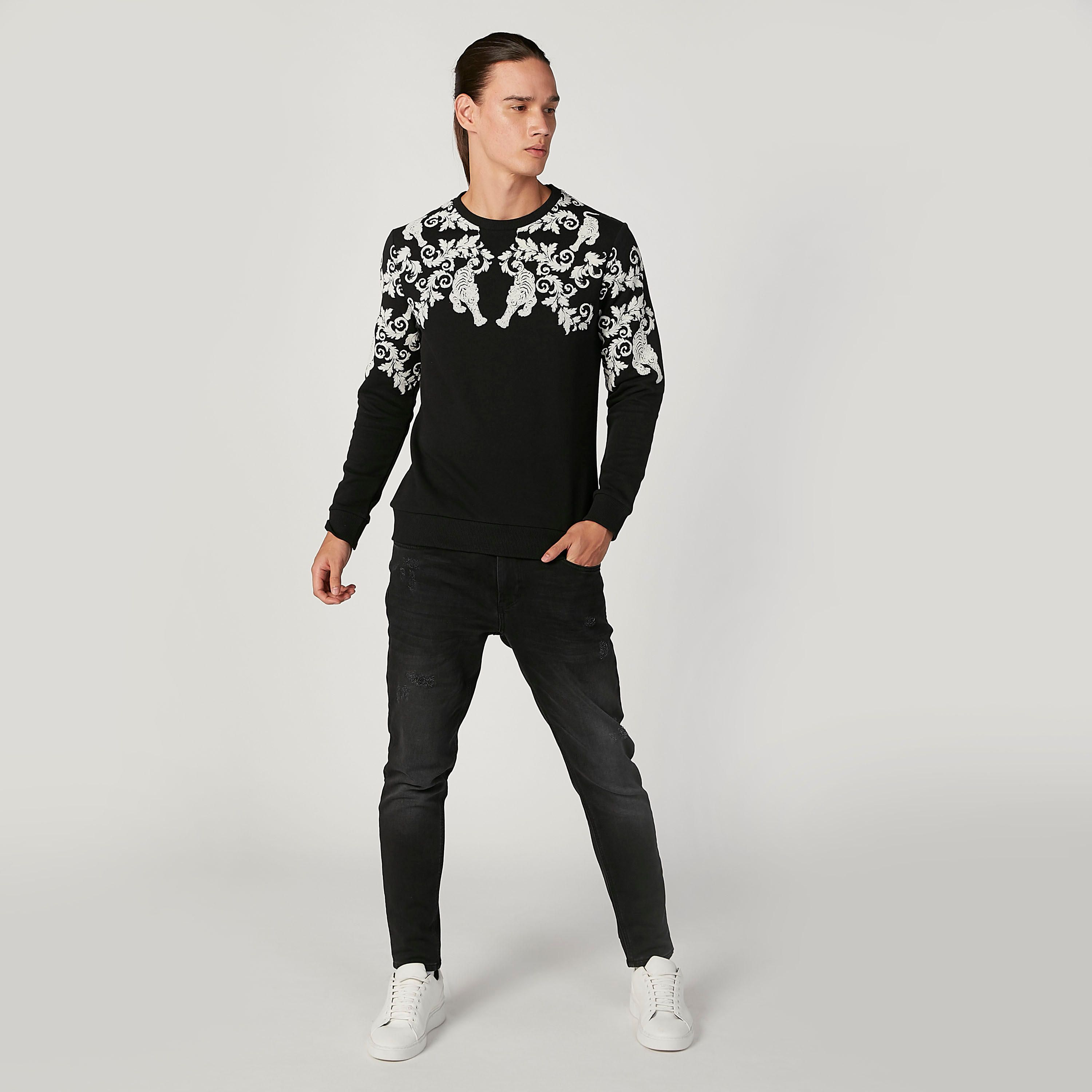 سويت شيرت سليم بياقة ضيّقة وأكمام طويلة وطبعات من آيكونيك-men-winterwear-hoodiesandsweatshirts-image-2