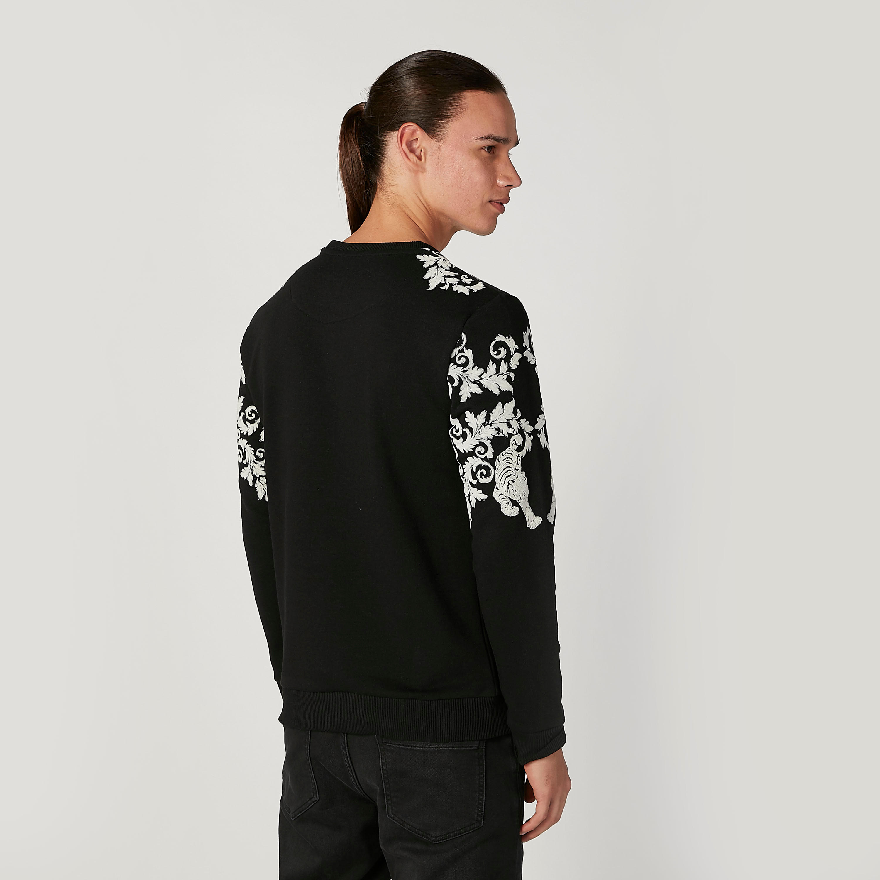 سويت شيرت سليم بياقة ضيّقة وأكمام طويلة وطبعات من آيكونيك-men-winterwear-hoodiesandsweatshirts-image-4