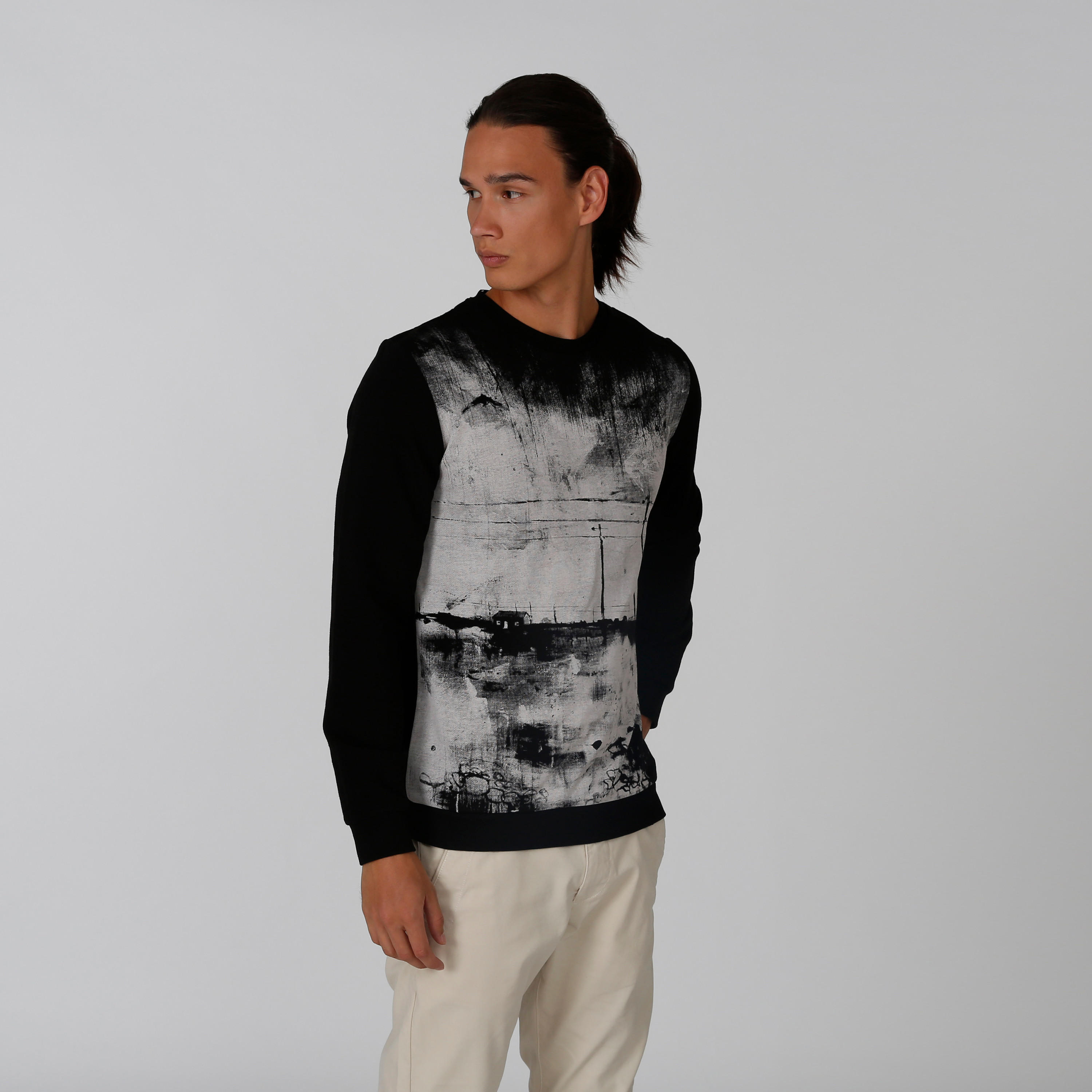 سويت شيرت سليم بياقة ضيّقة وأكمام طويلة وطبعات من آيكونيك-men-winterwear-hoodiesandsweatshirts-image-1