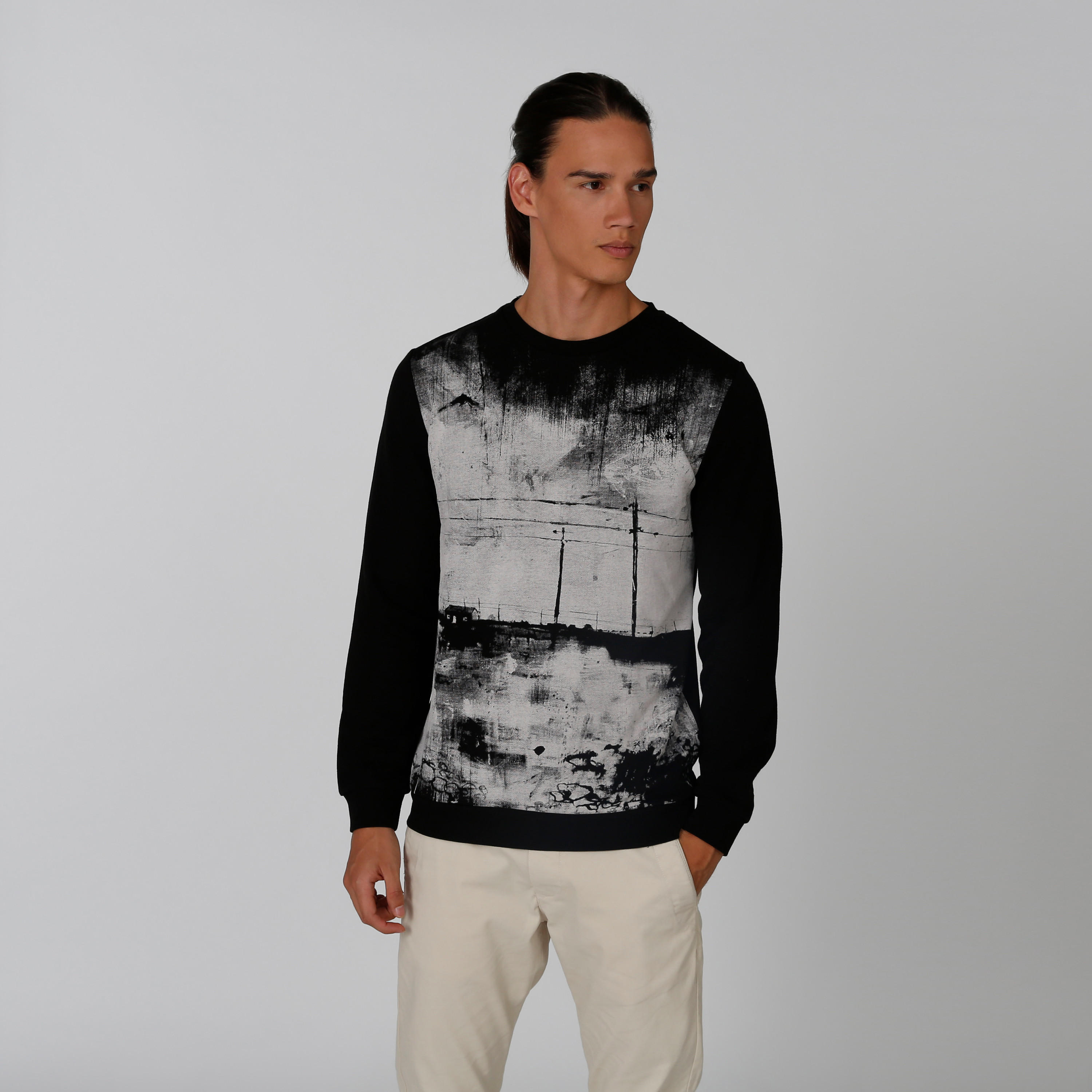 سويت شيرت سليم بياقة ضيّقة وأكمام طويلة وطبعات من آيكونيك-men-winterwear-hoodiesandsweatshirts-image-3