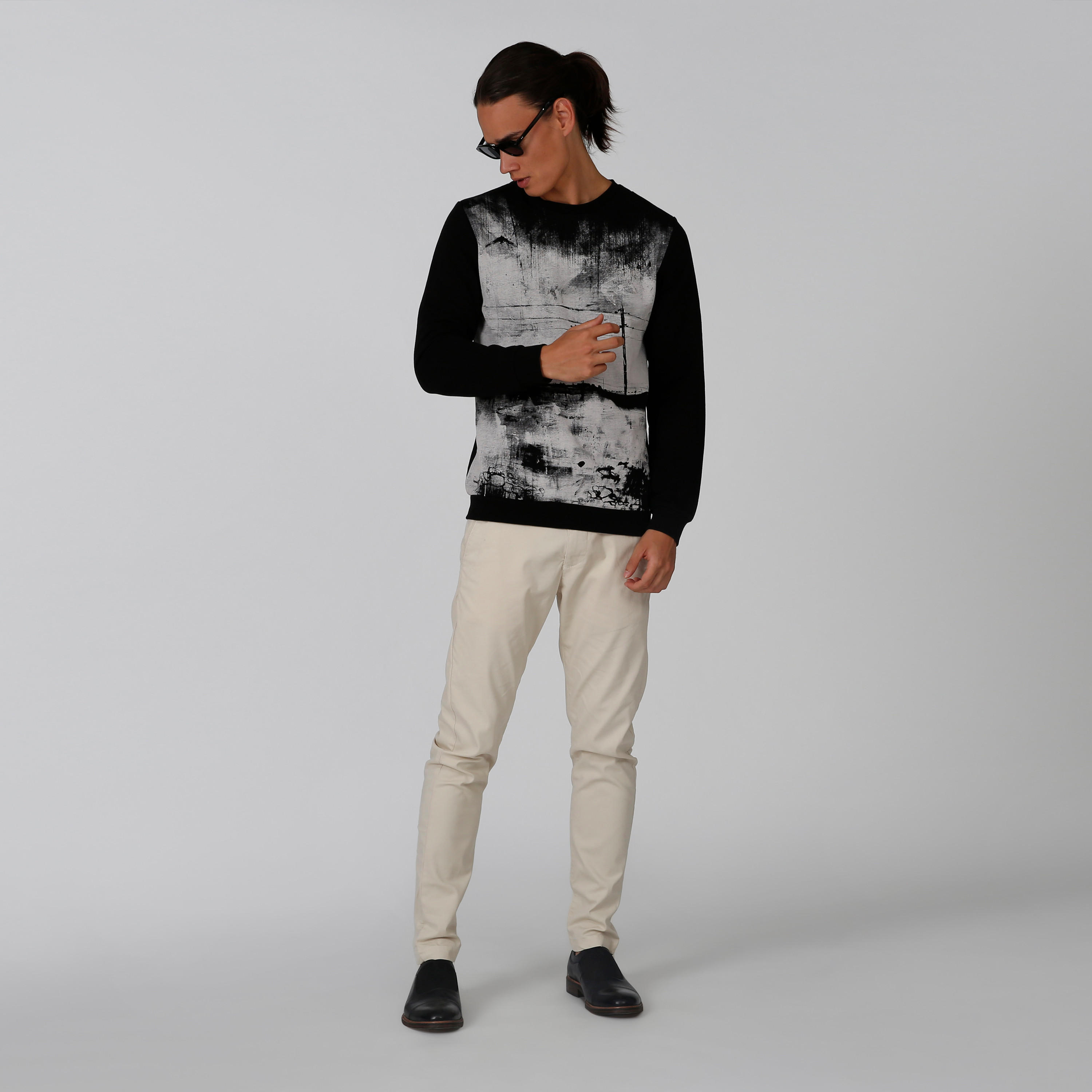 سويت شيرت سليم بياقة ضيّقة وأكمام طويلة وطبعات من آيكونيك-men-winterwear-hoodiesandsweatshirts-image-4