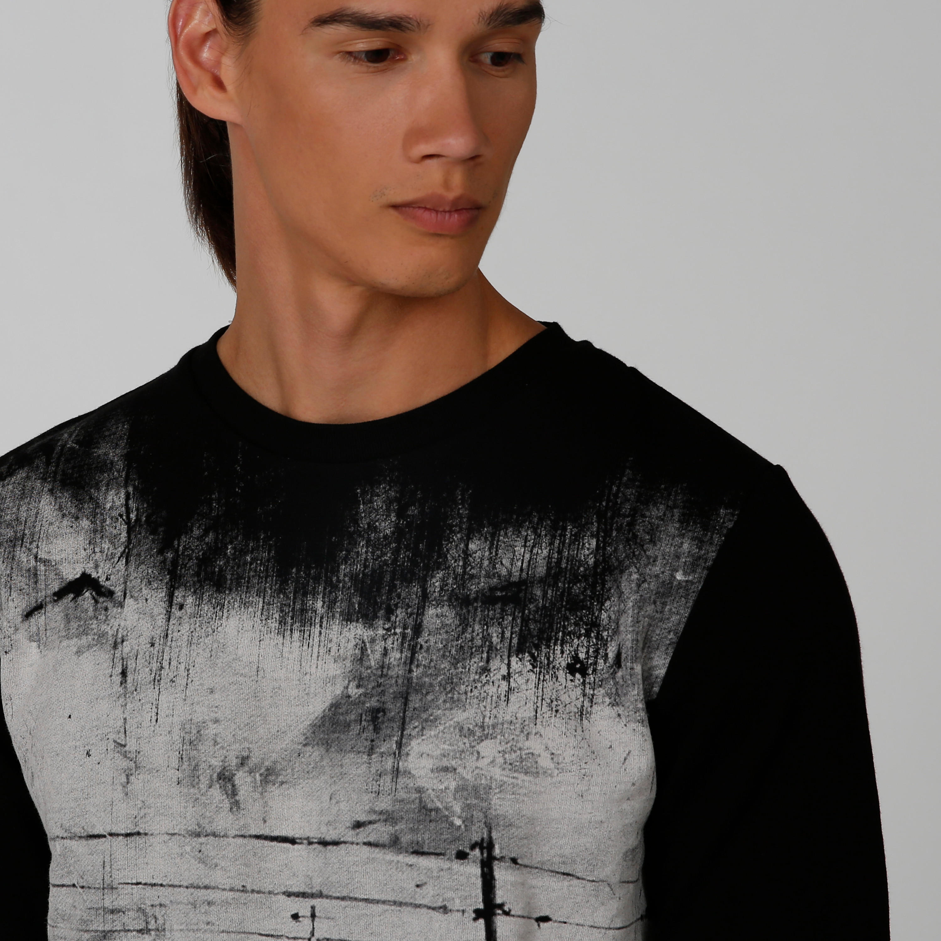 سويت شيرت سليم بياقة ضيّقة وأكمام طويلة وطبعات من آيكونيك-men-winterwear-hoodiesandsweatshirts-image-5