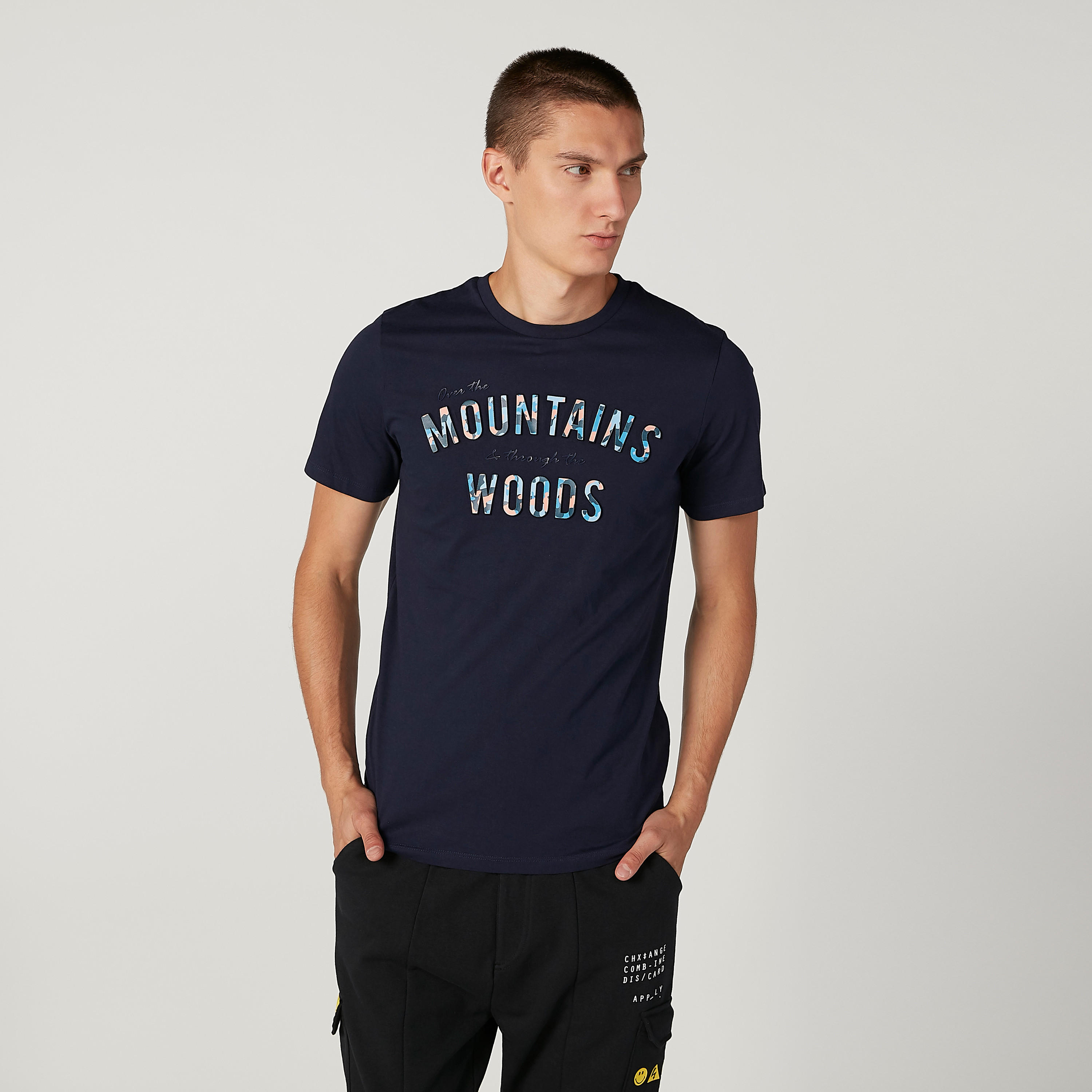تيشيرت سليم بياقة ضيّقة وأكمام قصيرة وطبعات من آيكونيك-men-clothing-tshirtsandpolos-tshirts-image-1