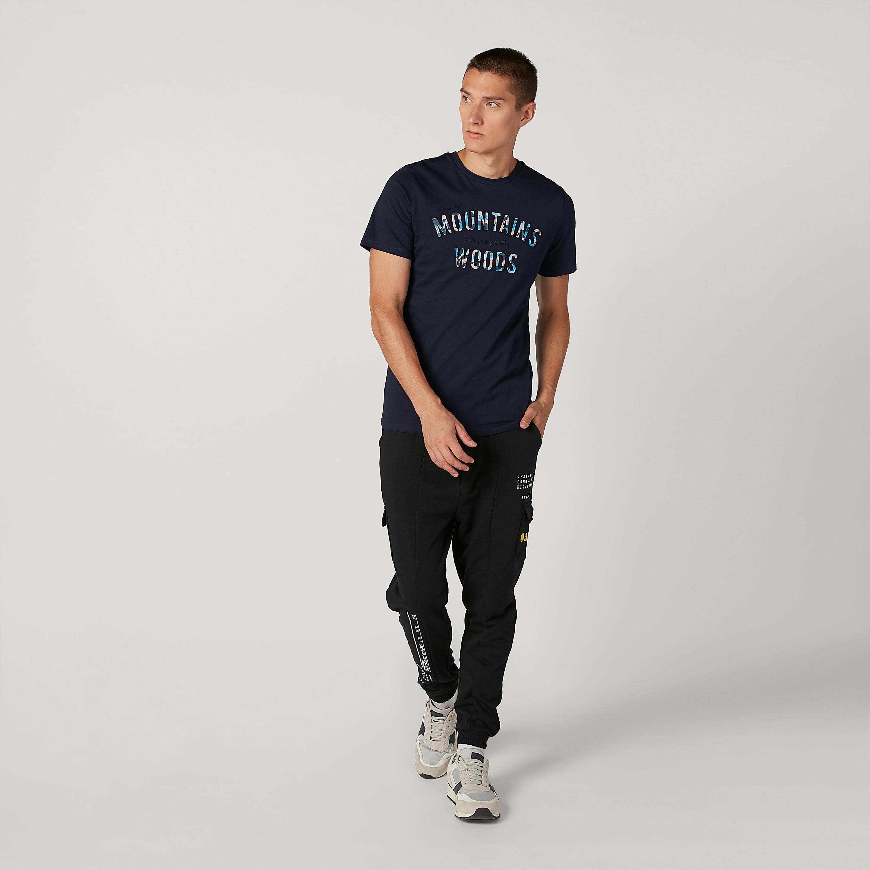 تيشيرت سليم بياقة ضيّقة وأكمام قصيرة وطبعات من آيكونيك-men-clothing-tshirtsandpolos-tshirts-image-2