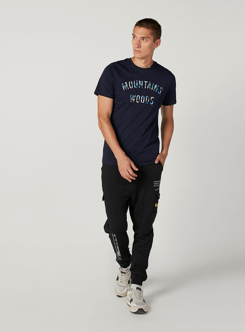 تيشيرت سليم بياقة ضيّقة وأكمام قصيرة وطبعات من آيكونيك-men-clothing-tshirtsandpolos-tshirts-image-2