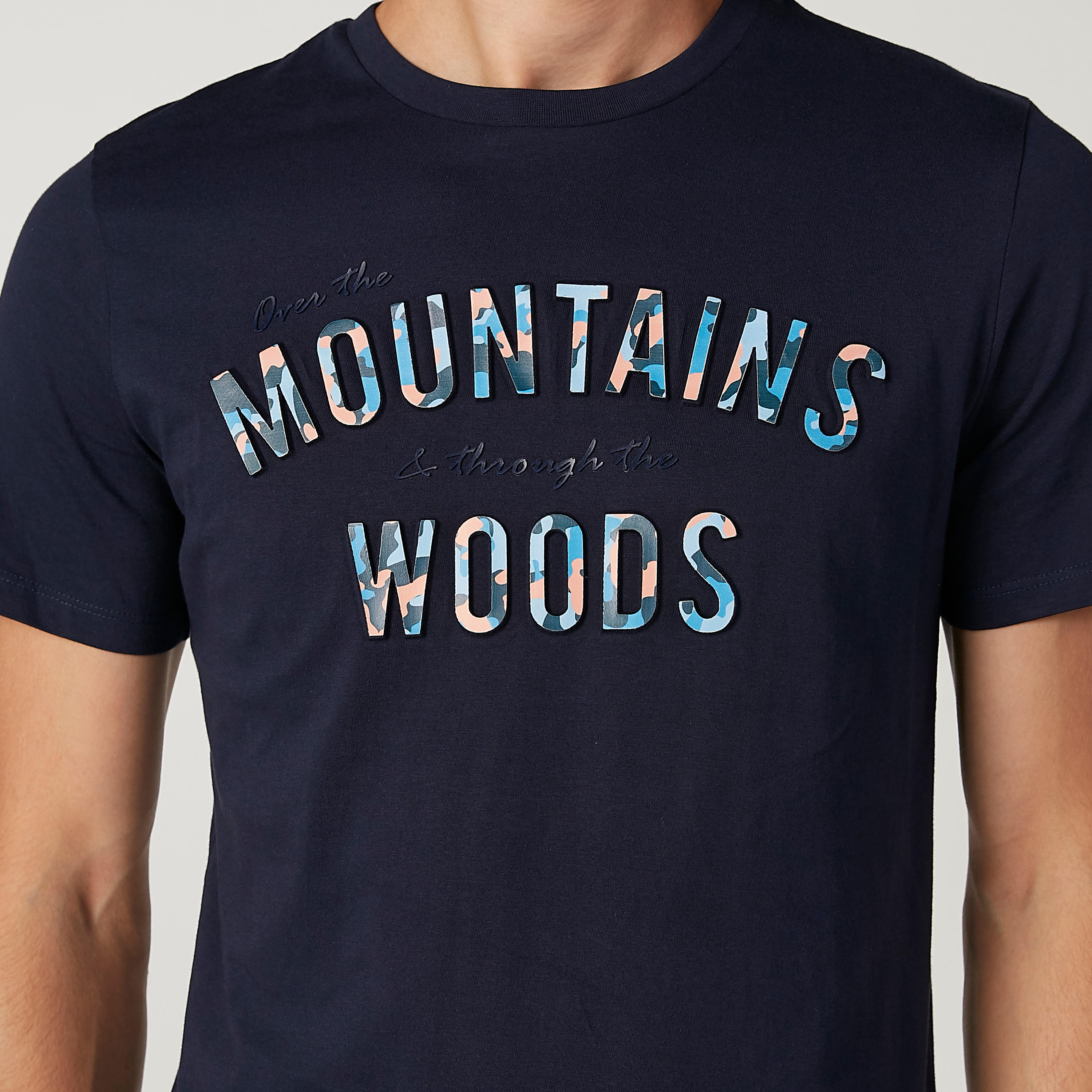 تيشيرت سليم بياقة ضيّقة وأكمام قصيرة وطبعات من آيكونيك-men-clothing-tshirtsandpolos-tshirts-image-3