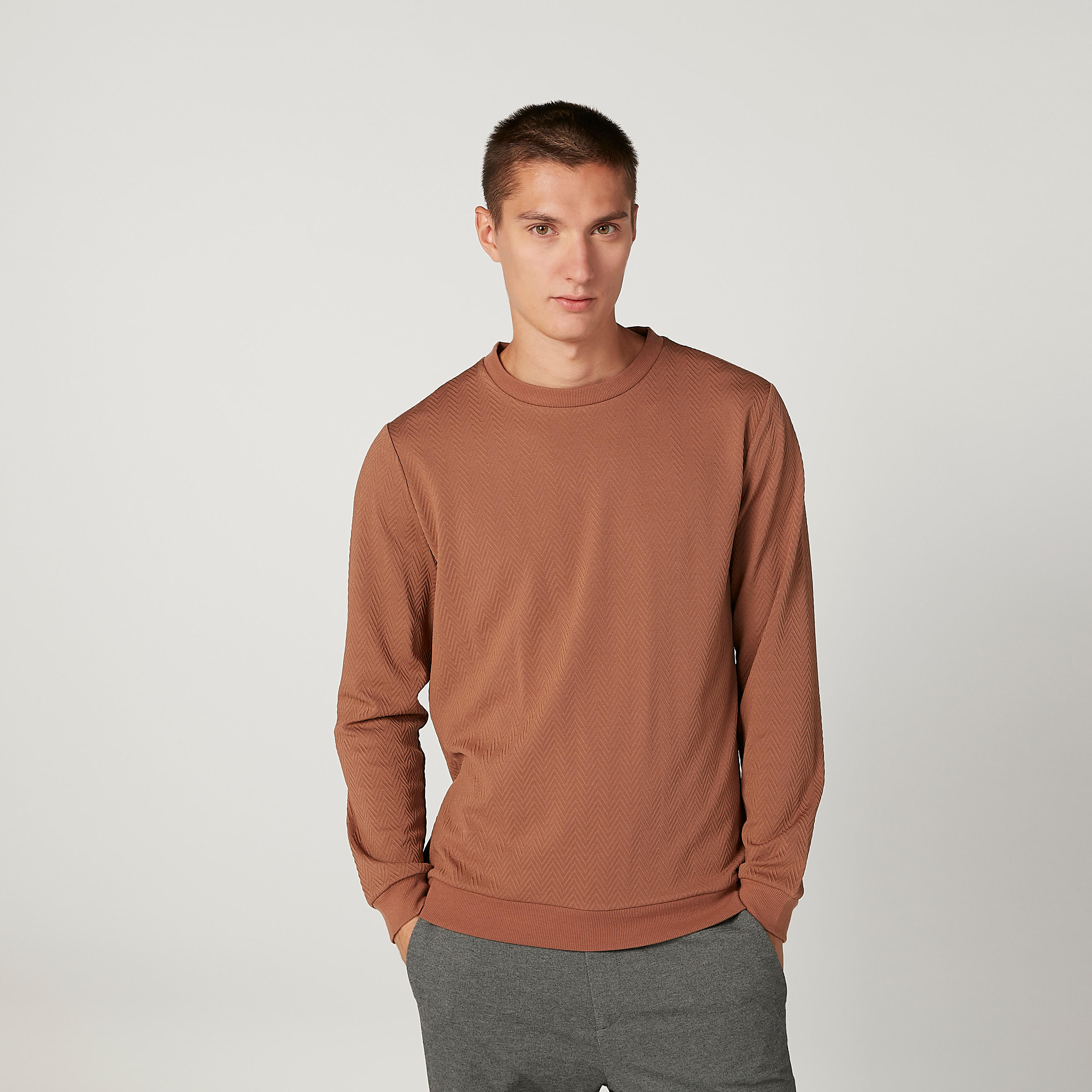 سويت شيرت سليم بارز الملمس بياقة مستديرة وأكمام طويلة من آيكونيك-men-winterwear-hoodiesandsweatshirts-image-1
