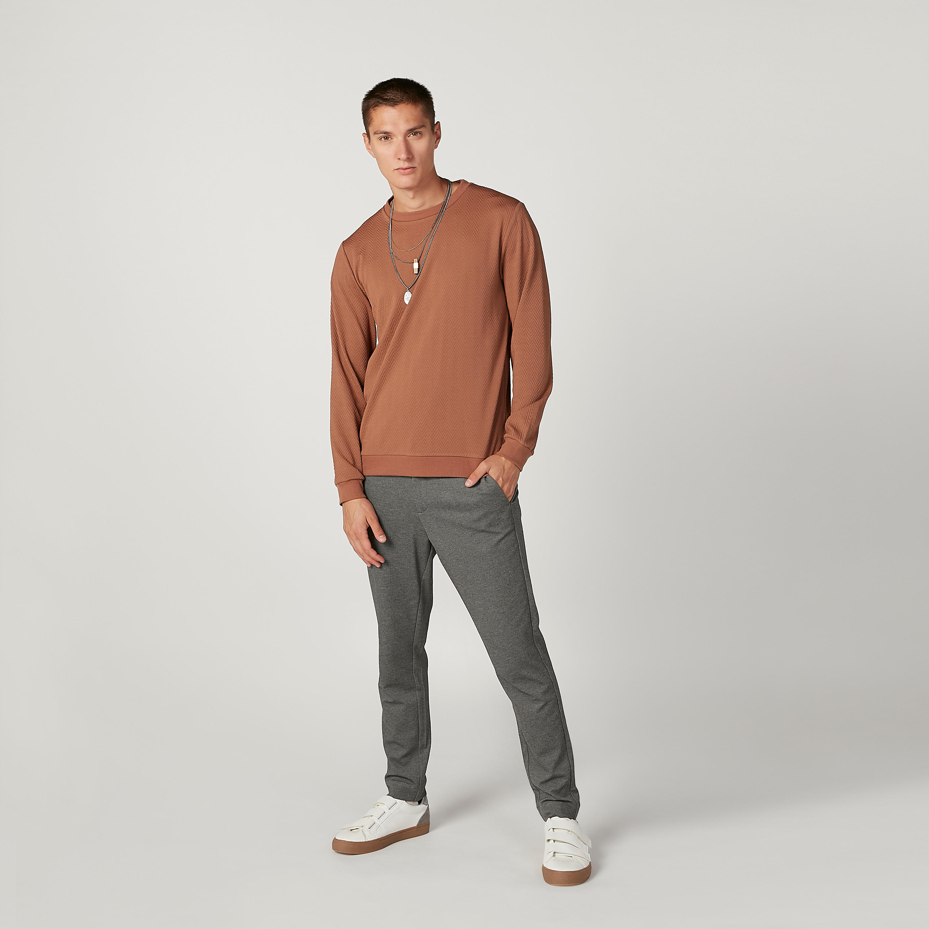 سويت شيرت سليم بارز الملمس بياقة مستديرة وأكمام طويلة من آيكونيك-men-winterwear-hoodiesandsweatshirts-image-2