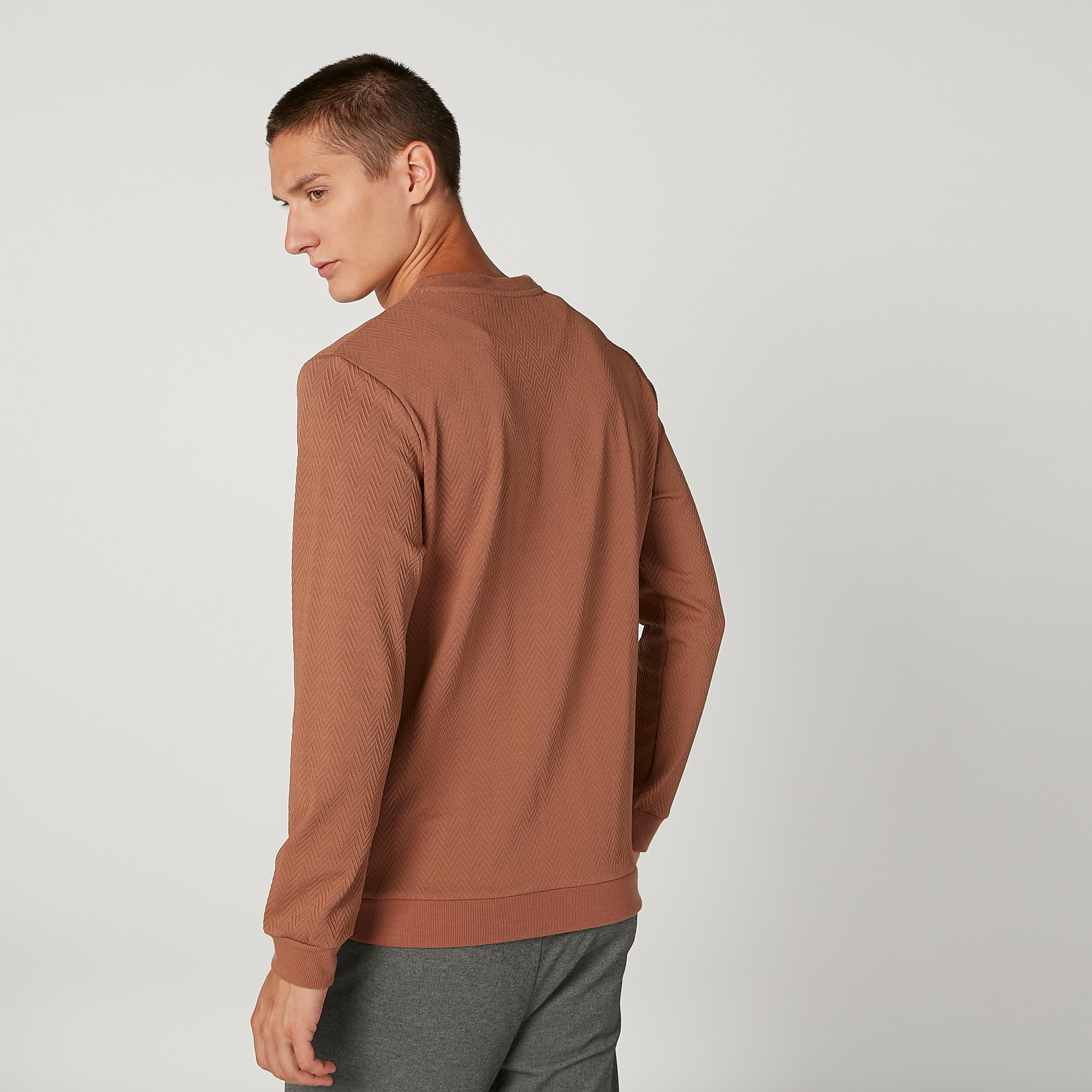 سويت شيرت سليم بارز الملمس بياقة مستديرة وأكمام طويلة من آيكونيك-men-winterwear-hoodiesandsweatshirts-image-4