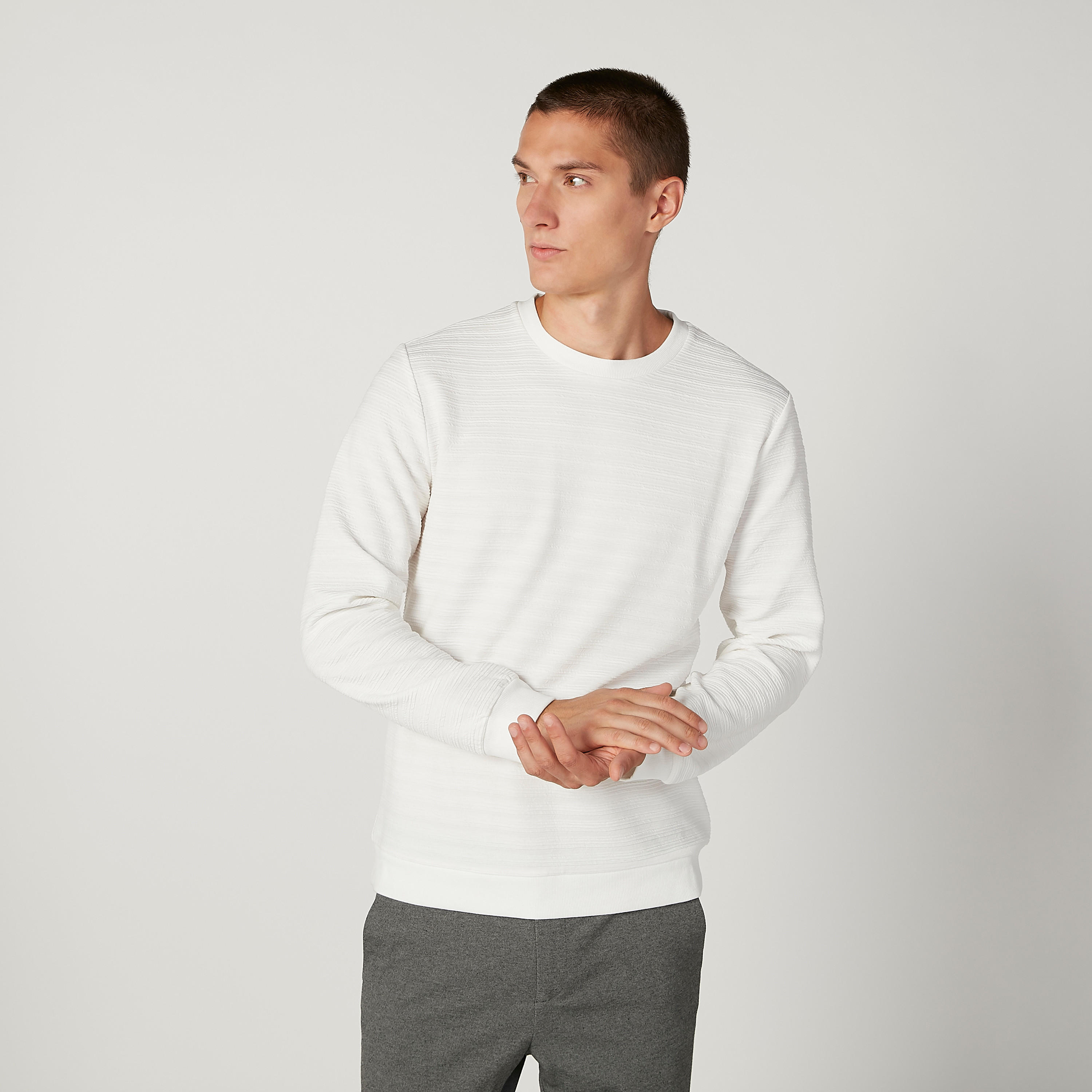سويت شيرت سليم بارز الملمس بياقة مستديرة وأكمام طويلة من آيكونيك-men-winterwear-hoodiesandsweatshirts-image-1