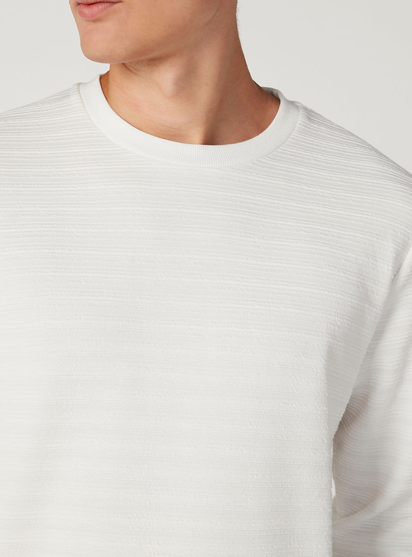 سويت شيرت سليم بارز الملمس بياقة مستديرة وأكمام طويلة من آيكونيك-men-winterwear-hoodiesandsweatshirts-image-3