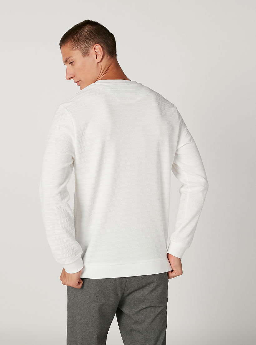 سويت شيرت سليم بارز الملمس بياقة مستديرة وأكمام طويلة من آيكونيك-men-winterwear-hoodiesandsweatshirts-image-4