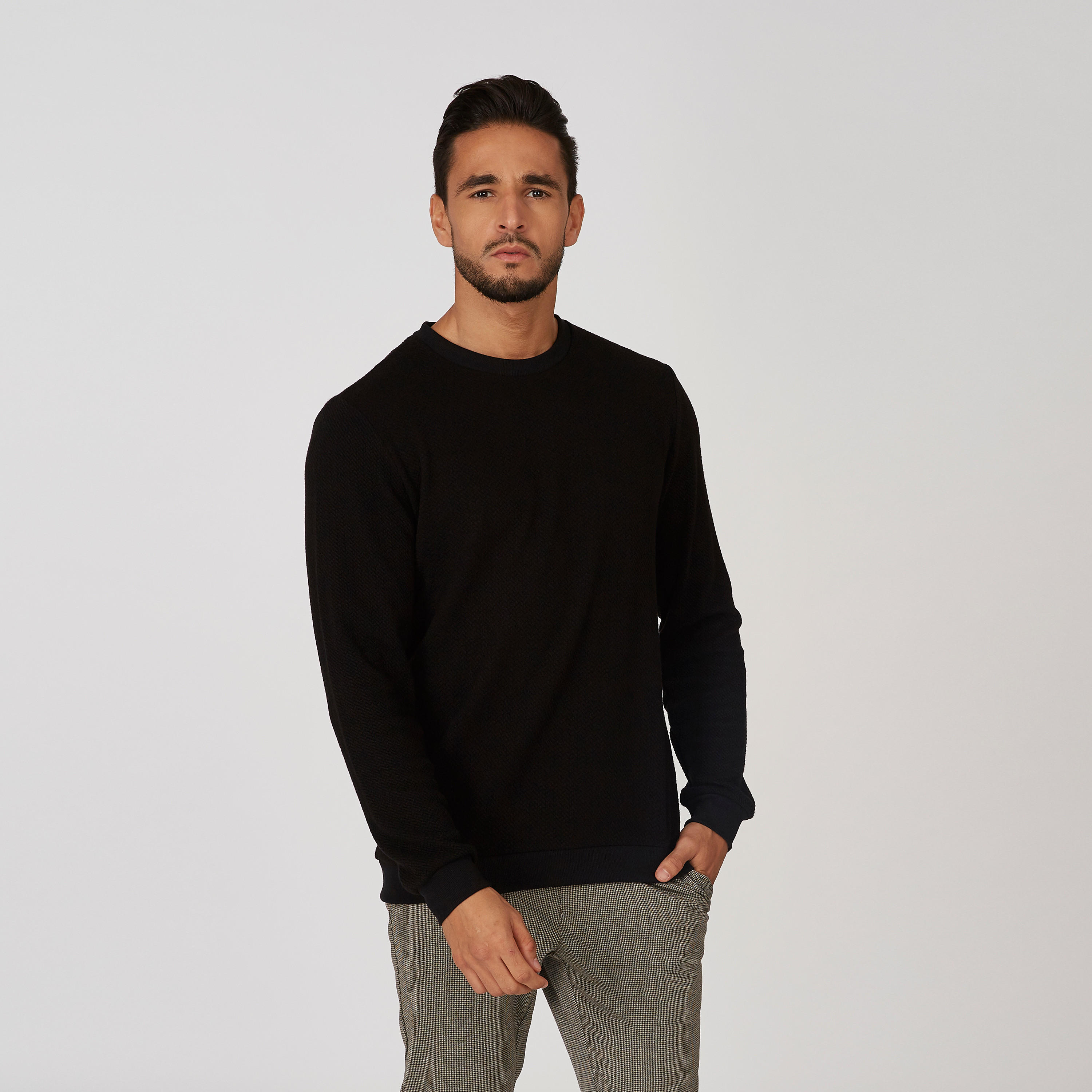 سويت شيرت سليم بارز الملمس بياقة مستديرة وأكمام طويلة من آيكونيك-men-winterwear-hoodiesandsweatshirts-image-1