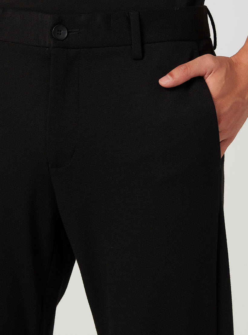بنطلون سادة بقصّة سليم وخصر متوسط الارتفاع وجيوب من آيكونيك-men-clothing-bottoms-trousersandchinos-trousers-image-3