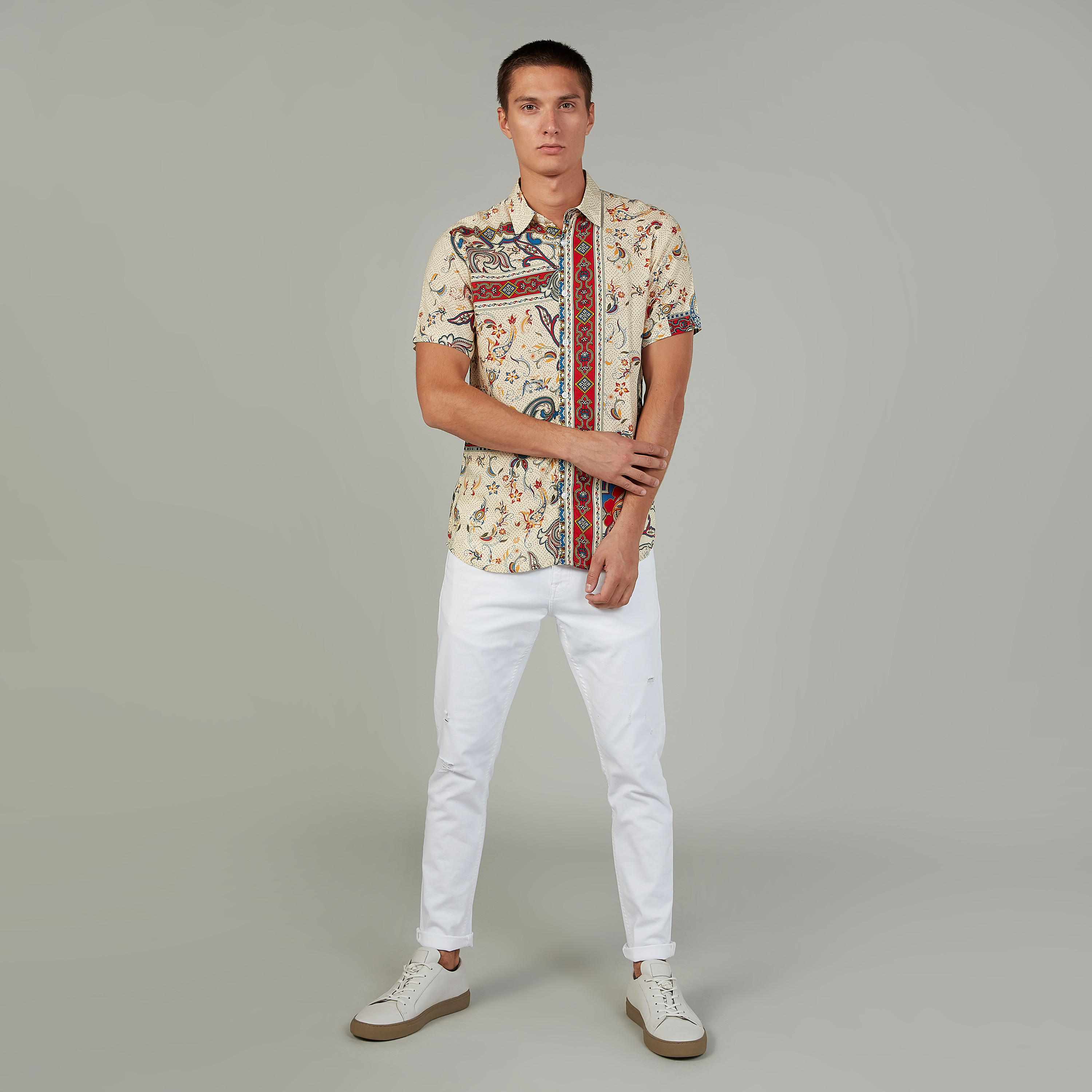 قميص بأكمام قصيرة وياقة عادية وطبعات بيزلي من آيكونيك-men-clothing-shirts-image-1