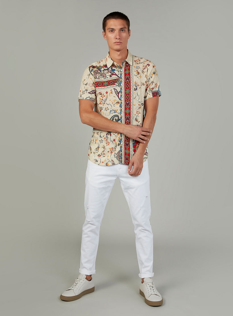 قميص بأكمام قصيرة وياقة عادية وطبعات بيزلي من آيكونيك-men-clothing-shirts-image-1