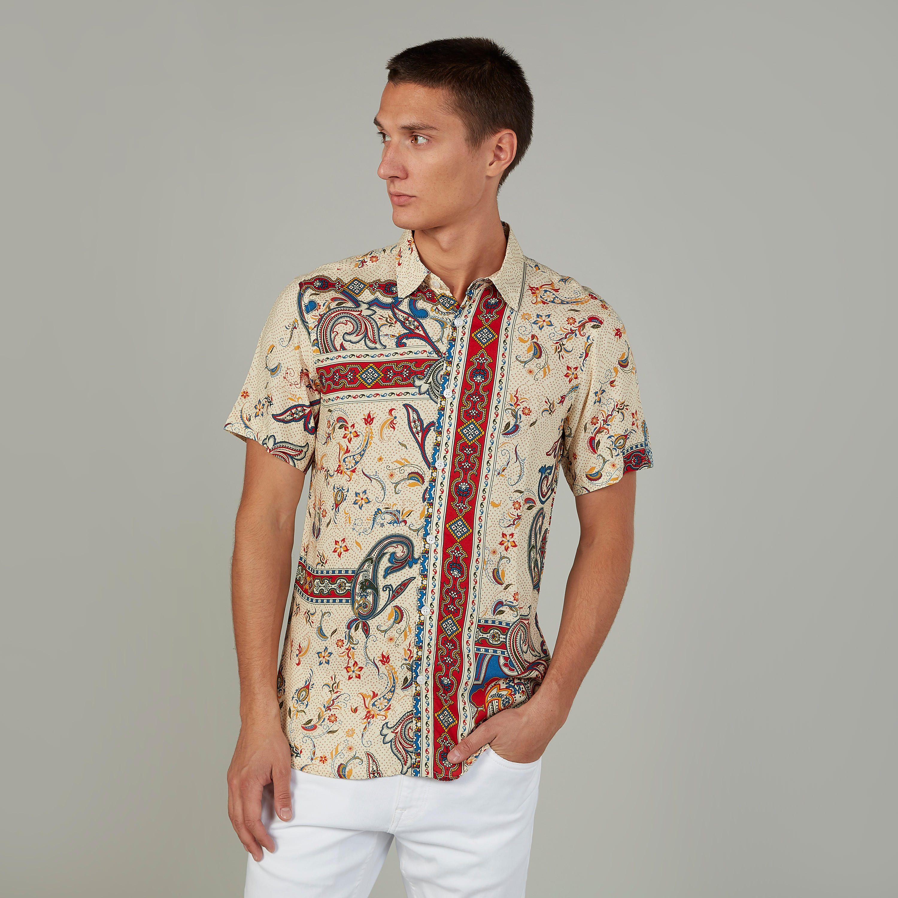 قميص بأكمام قصيرة وياقة عادية وطبعات بيزلي من آيكونيك-men-clothing-shirts-image-2