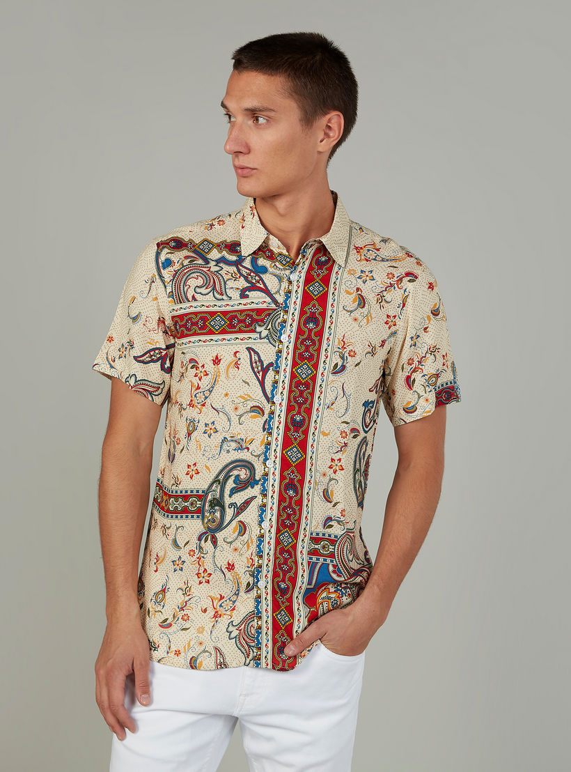 قميص بأكمام قصيرة وياقة عادية وطبعات بيزلي من آيكونيك-men-clothing-shirts-image-2