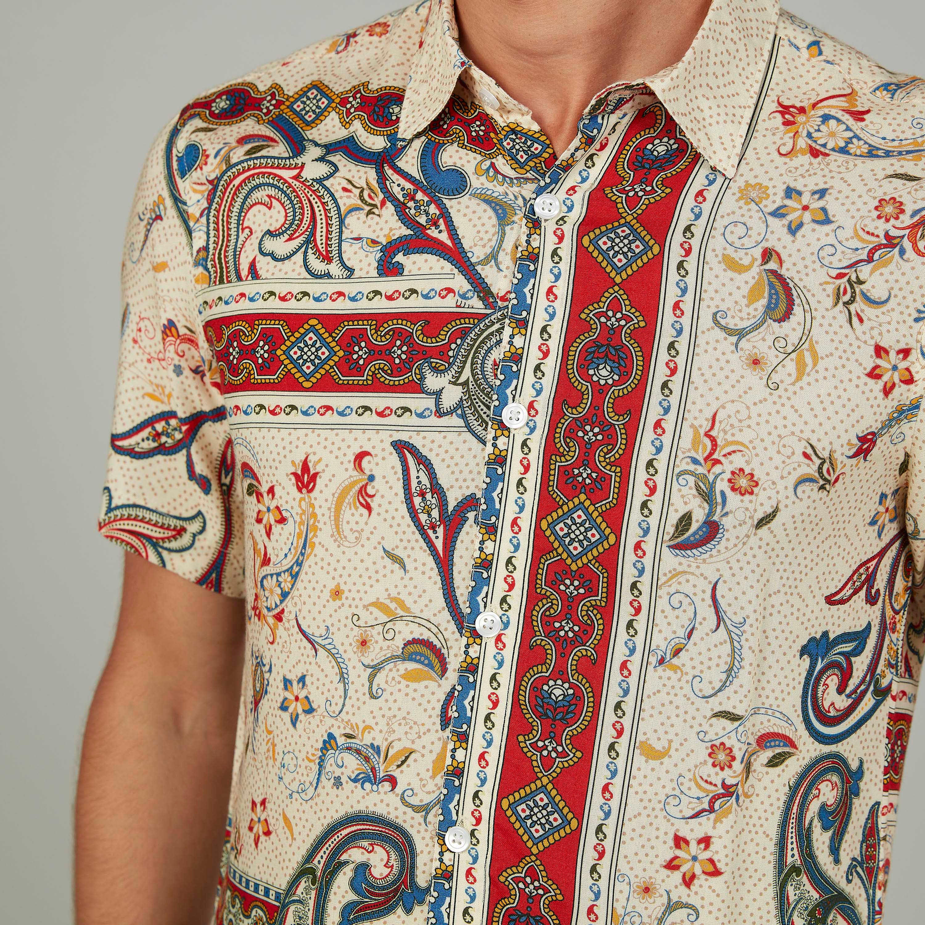 قميص بأكمام قصيرة وياقة عادية وطبعات بيزلي من آيكونيك-men-clothing-shirts-image-3